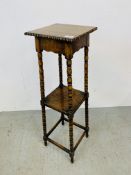 AN OAK TWO TIER PLANT STAND WITH BOBBIN DETAIL SUPPORTS HEIGHT 93CM.