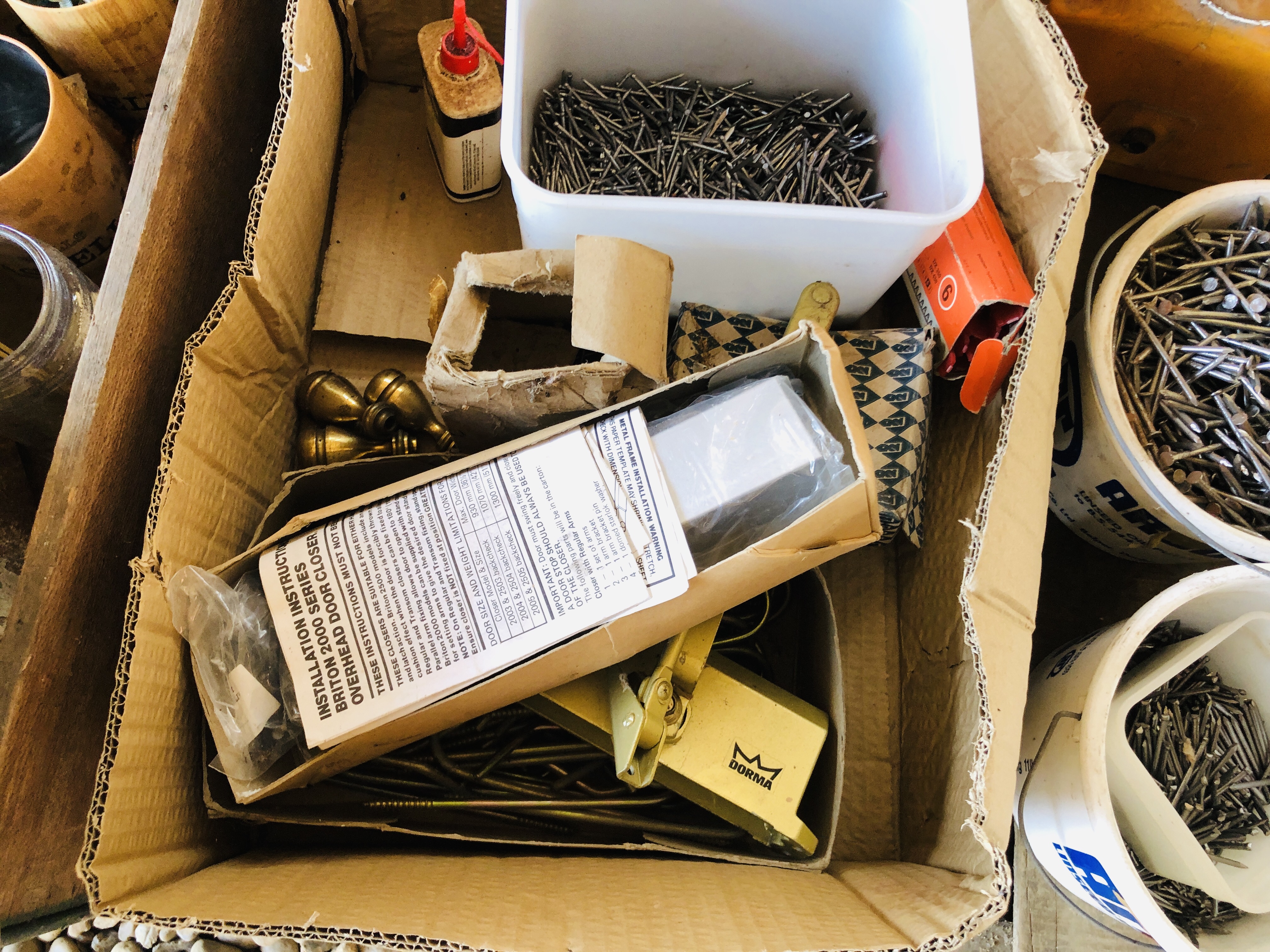 A CARPENTRY TOOL BOX CONTAINING ASSORTED WOODEN BLOCK PLANES, ETC. - Image 7 of 8