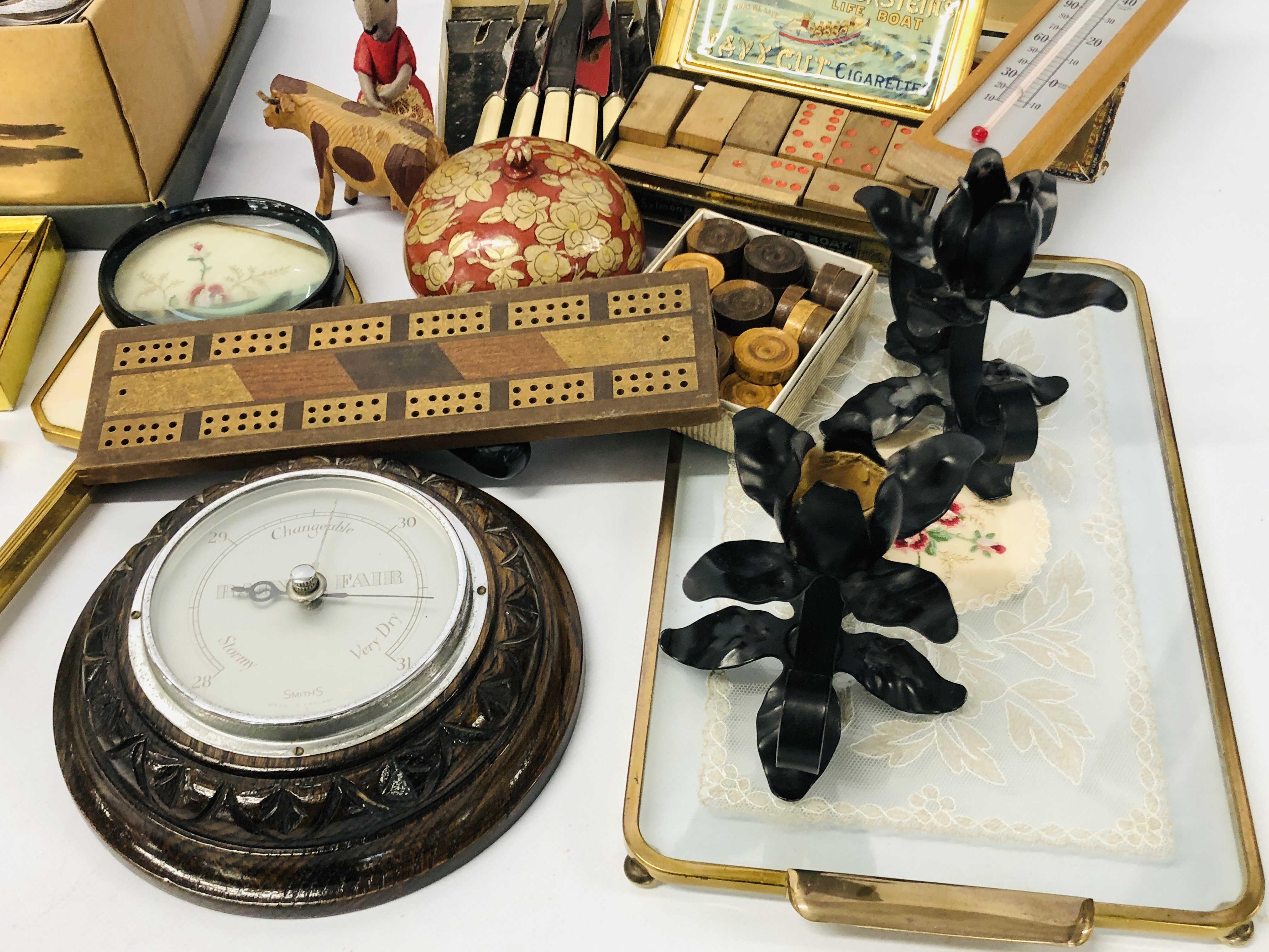 BOX OF VINTAGE COLLECTIBLES TO INCLUDE LOOSE CUTLERY, PAIR OF METAL CRAFT CANDLESTICKS, BINOCULARS, - Image 10 of 14