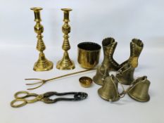 BOX OF VINTAGE BRASS WARE TO INCLUDE A PAIR OF CANDLESTICKS H 30CM,
