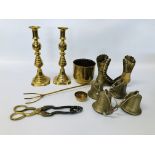 BOX OF VINTAGE BRASS WARE TO INCLUDE A PAIR OF CANDLESTICKS H 30CM,