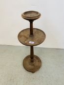 AN OAK SMOKERS STAND WITH TURNED DETAIL HEIGHT 68CM.