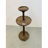 AN OAK SMOKERS STAND WITH TURNED DETAIL HEIGHT 68CM.