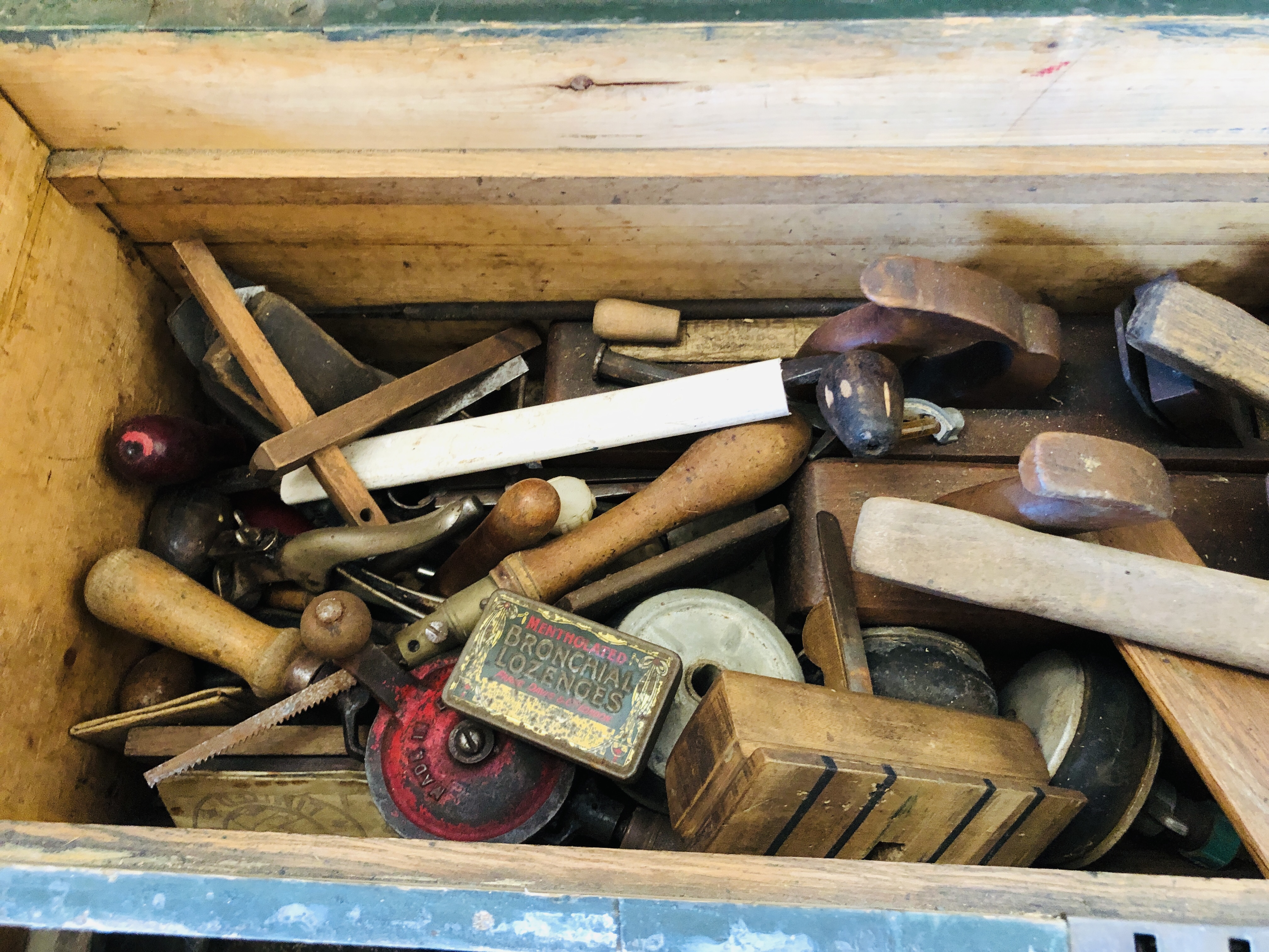 A CARPENTRY TOOL BOX CONTAINING ASSORTED WOODEN BLOCK PLANES, ETC. - Image 5 of 8