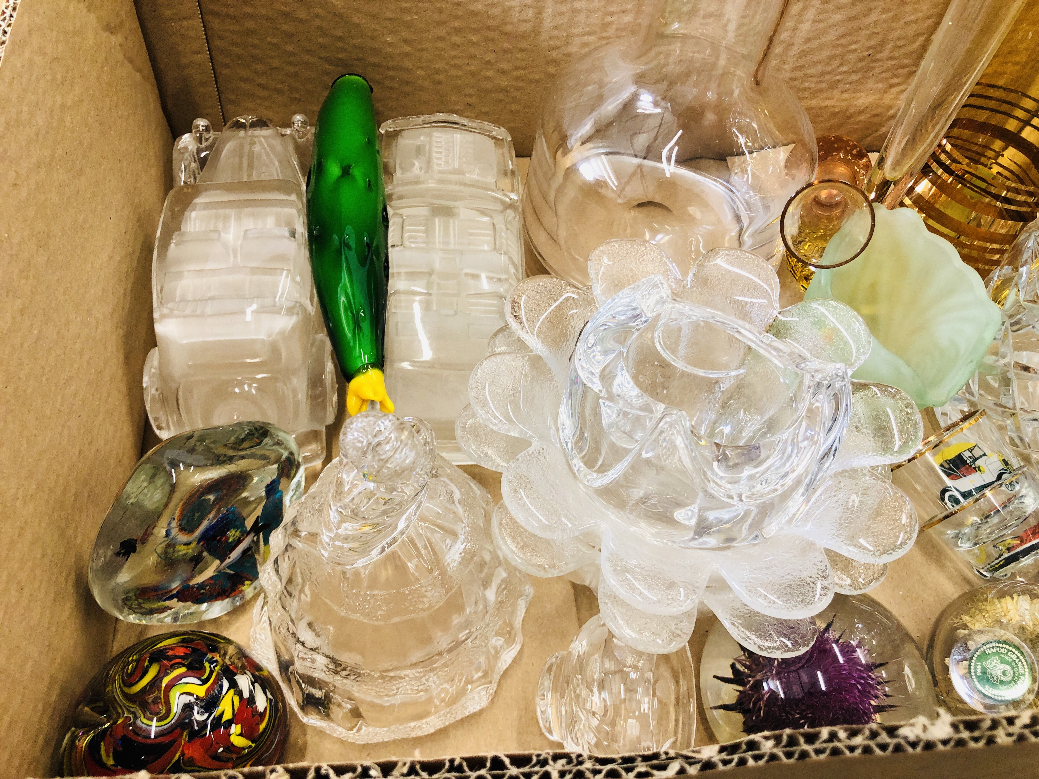 6 X BOXES OF ASSORTED CHINA AND GLASS WARE TO INCLUDE STUDIO POTTERY DISHES AND A VASE, - Image 13 of 16