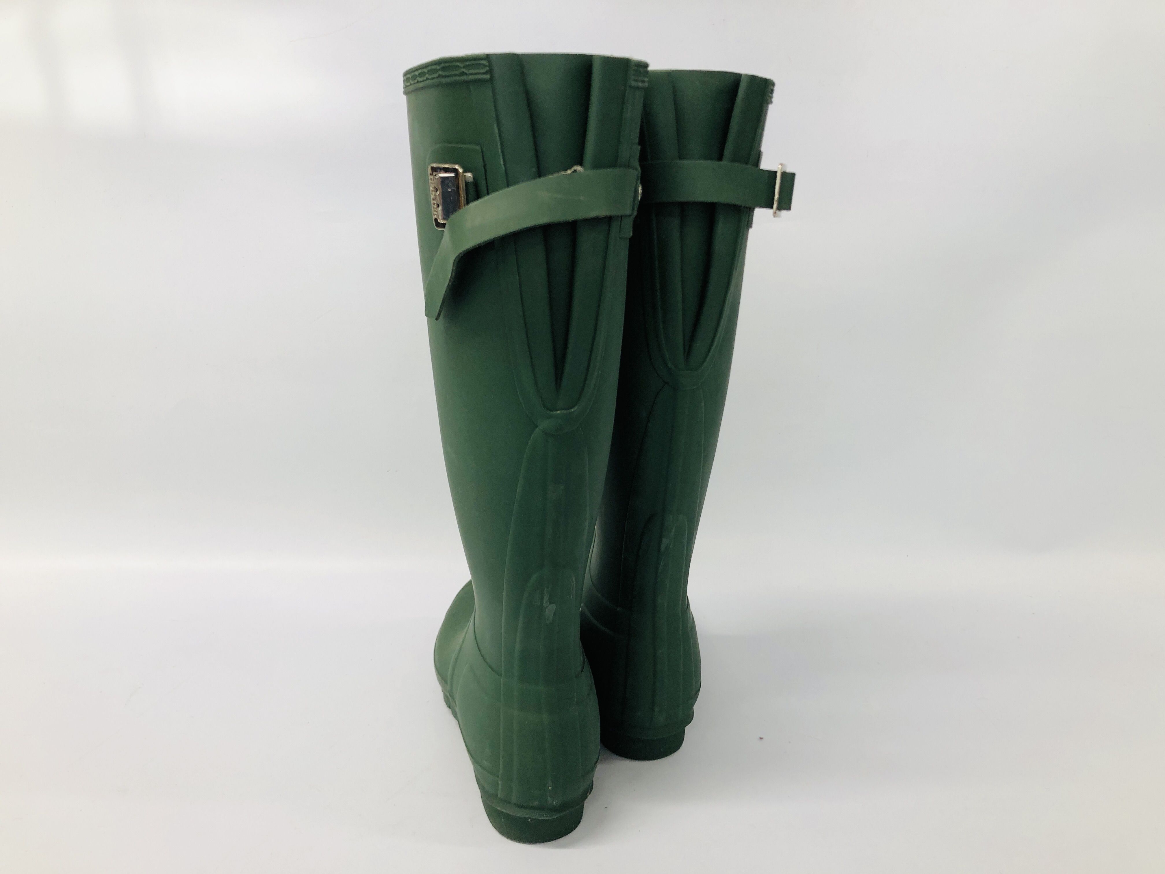 A PAIR OF AS NEW HUNTER WELLINGTON BOOTS SIZE 5. - Image 4 of 4
