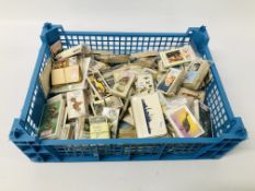TRAY CONTAINING MIXED CIGARETTE COLLECTORS CARDS