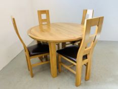 A CIRCULAR EXTENDING SOLID LIGHT OAK DINING TABLE AND FOUR SOLID LIGHT OAK DINING CHAIRS WITH FAUX