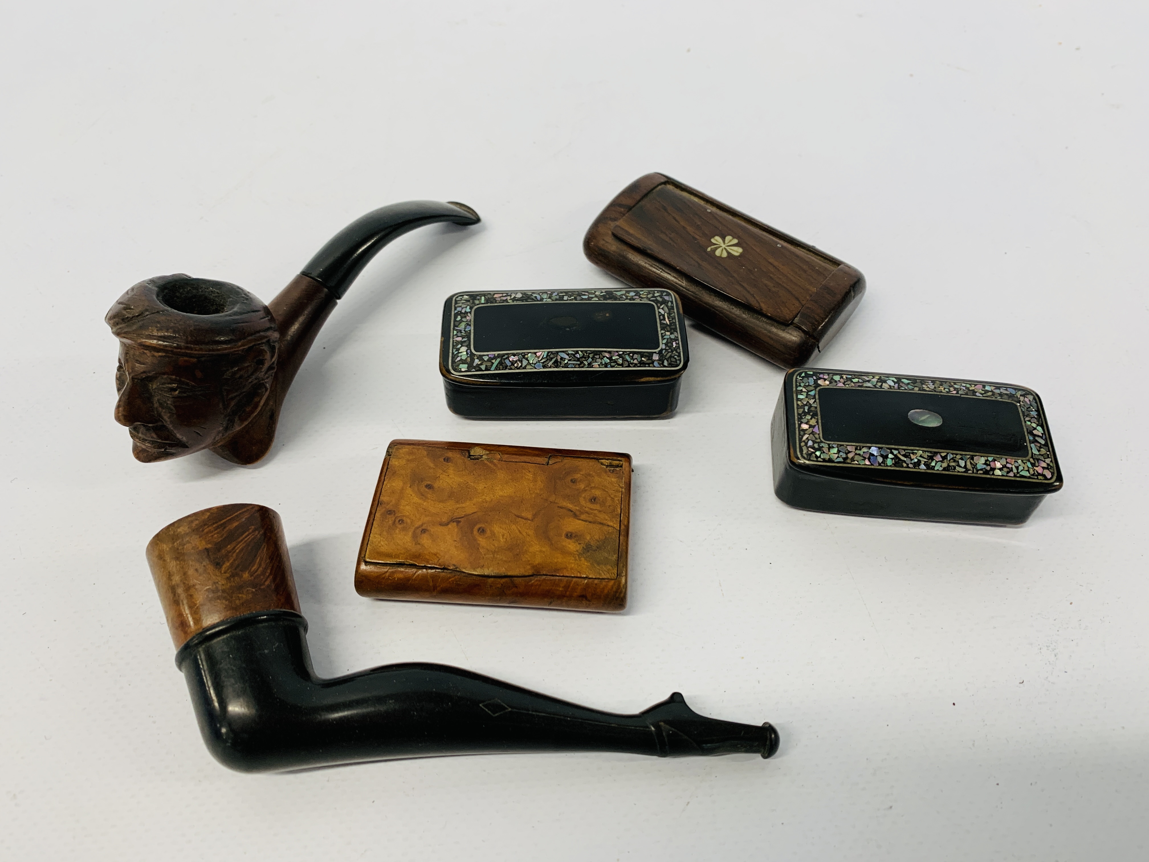 A COLLECTION OF FOUR VINTAGE SNUFF BOXES AND TOBACCO PIPES