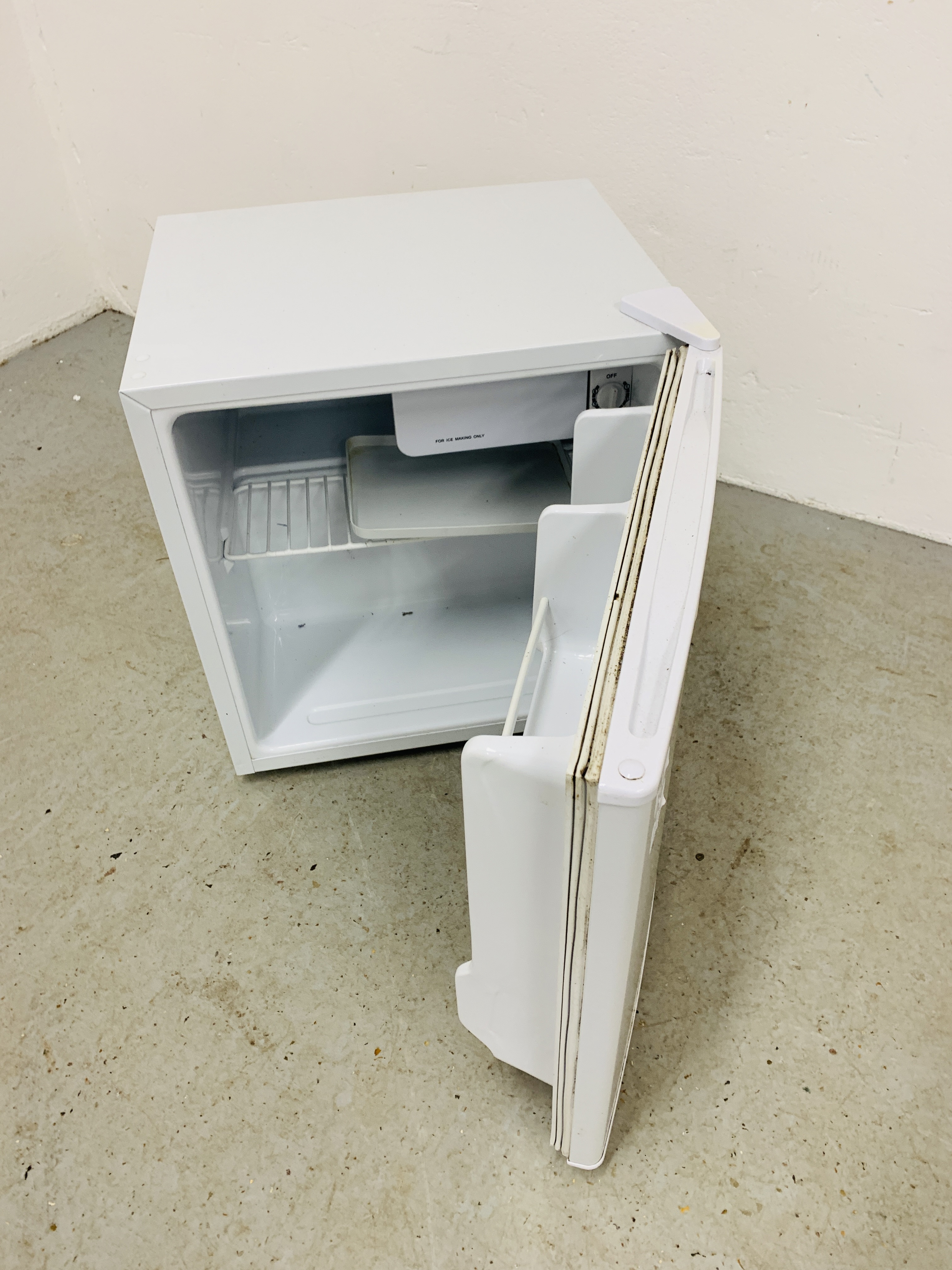 A MATSUI TABLE TOP FRIDGE - SOLD AS SEEN. - Image 6 of 6