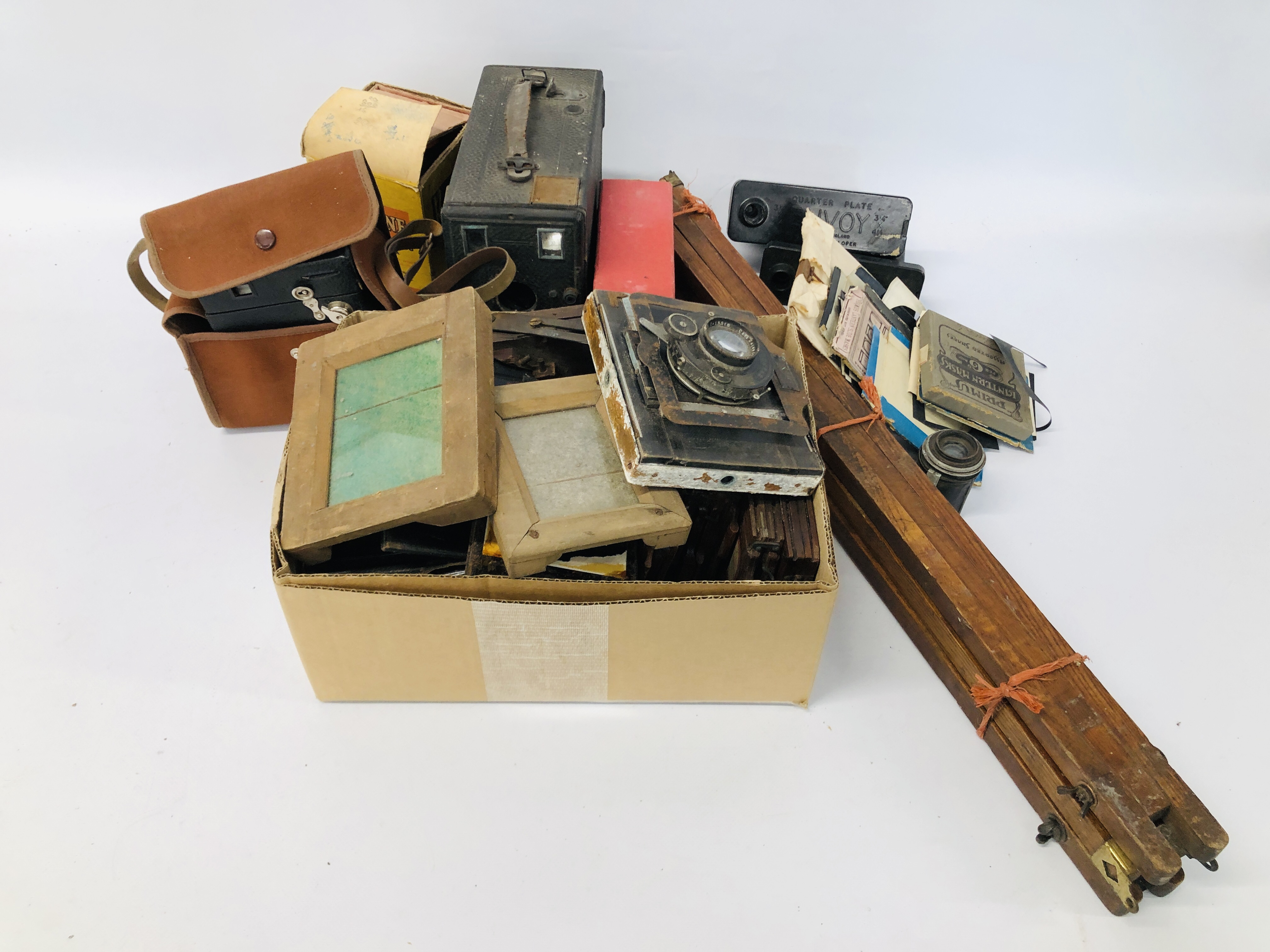 BOX OF ASSORTED VINTAGE CAMERA'S TO INCLUDE A BELLIENI AND VARIOUS SLIDES DEVELOPING TANK ETC +