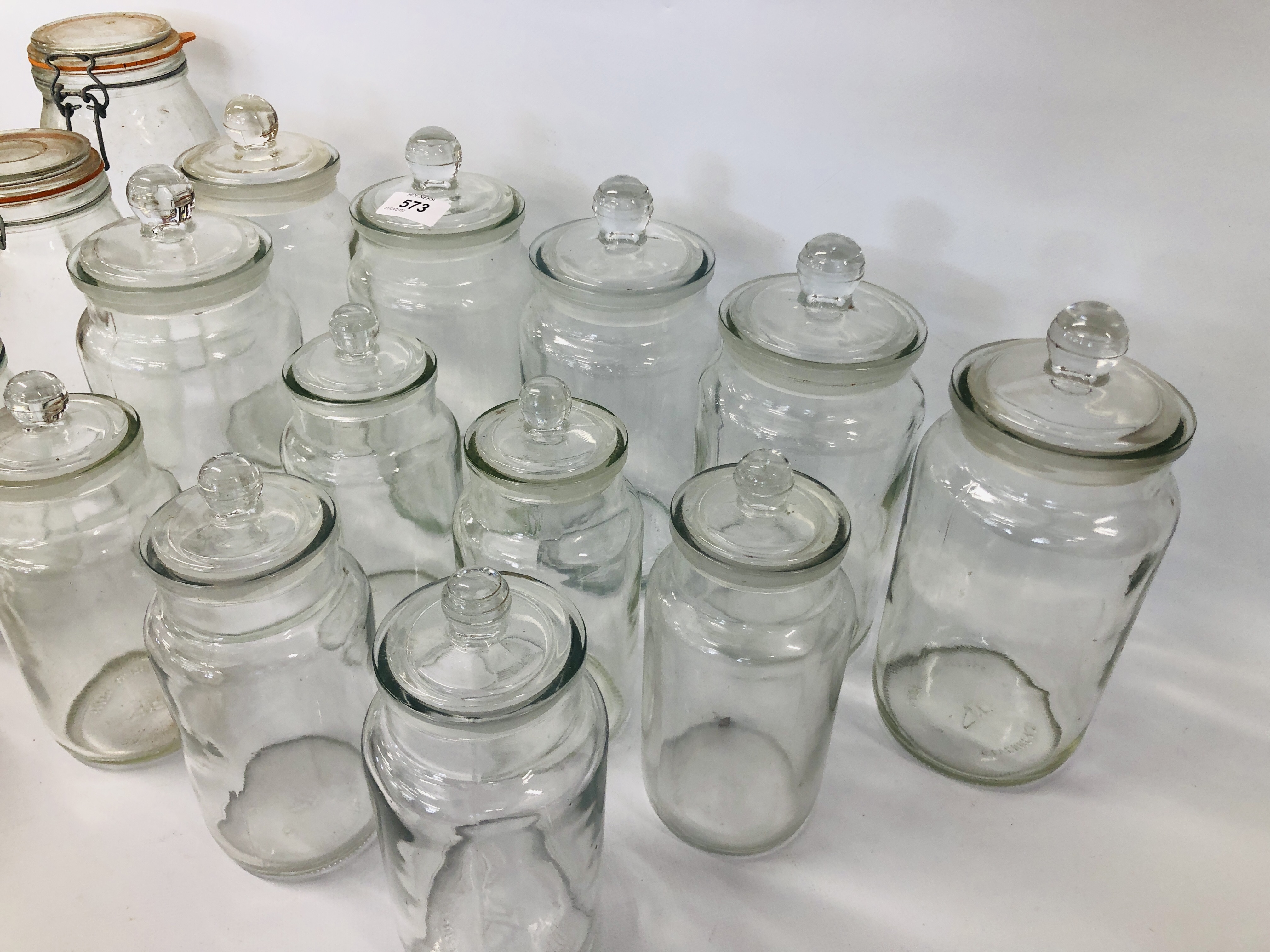 COLLECTION OF 16 CLEAR GLASS STORAGE JARS. - Image 3 of 5