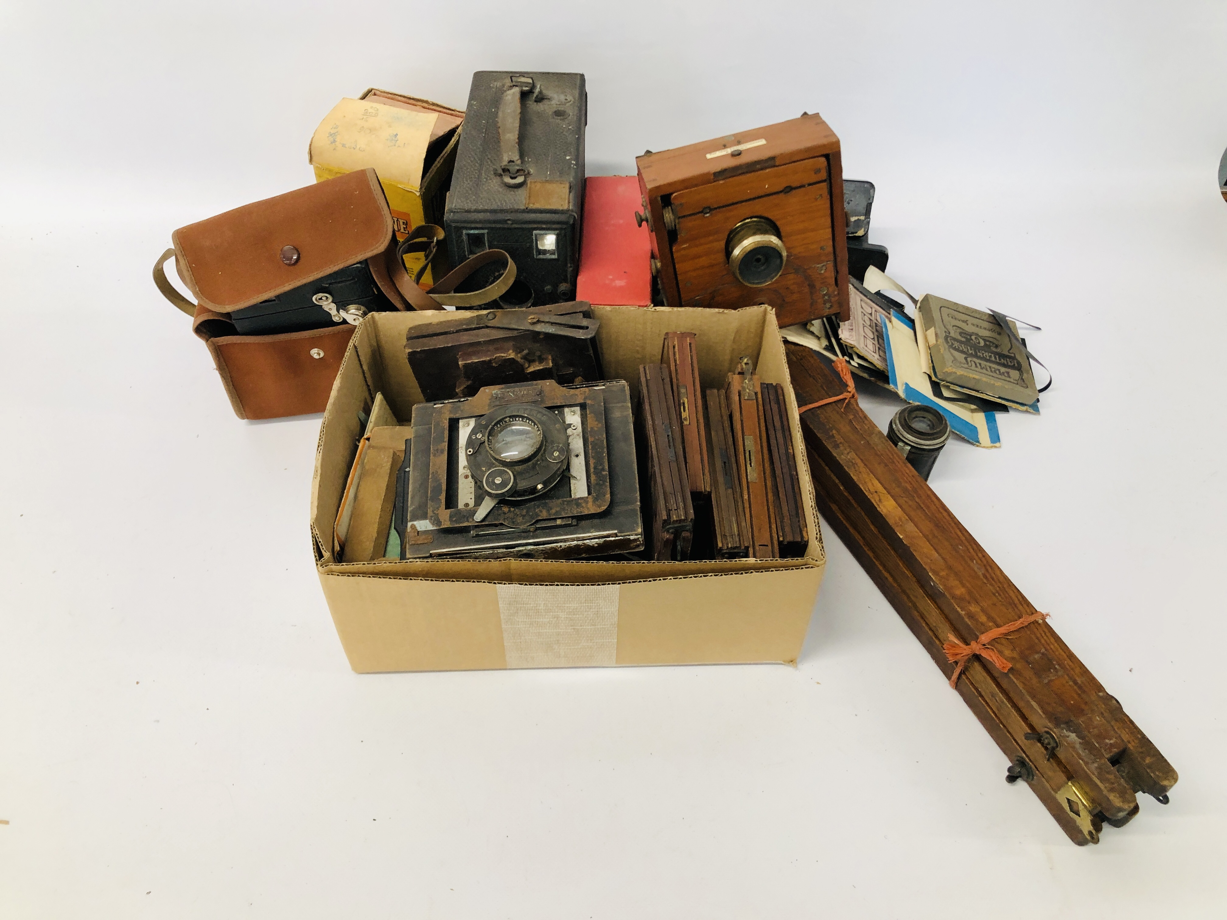 BOX OF ASSORTED VINTAGE CAMERA'S TO INCLUDE A BELLIENI AND VARIOUS SLIDES DEVELOPING TANK ETC + - Image 10 of 13