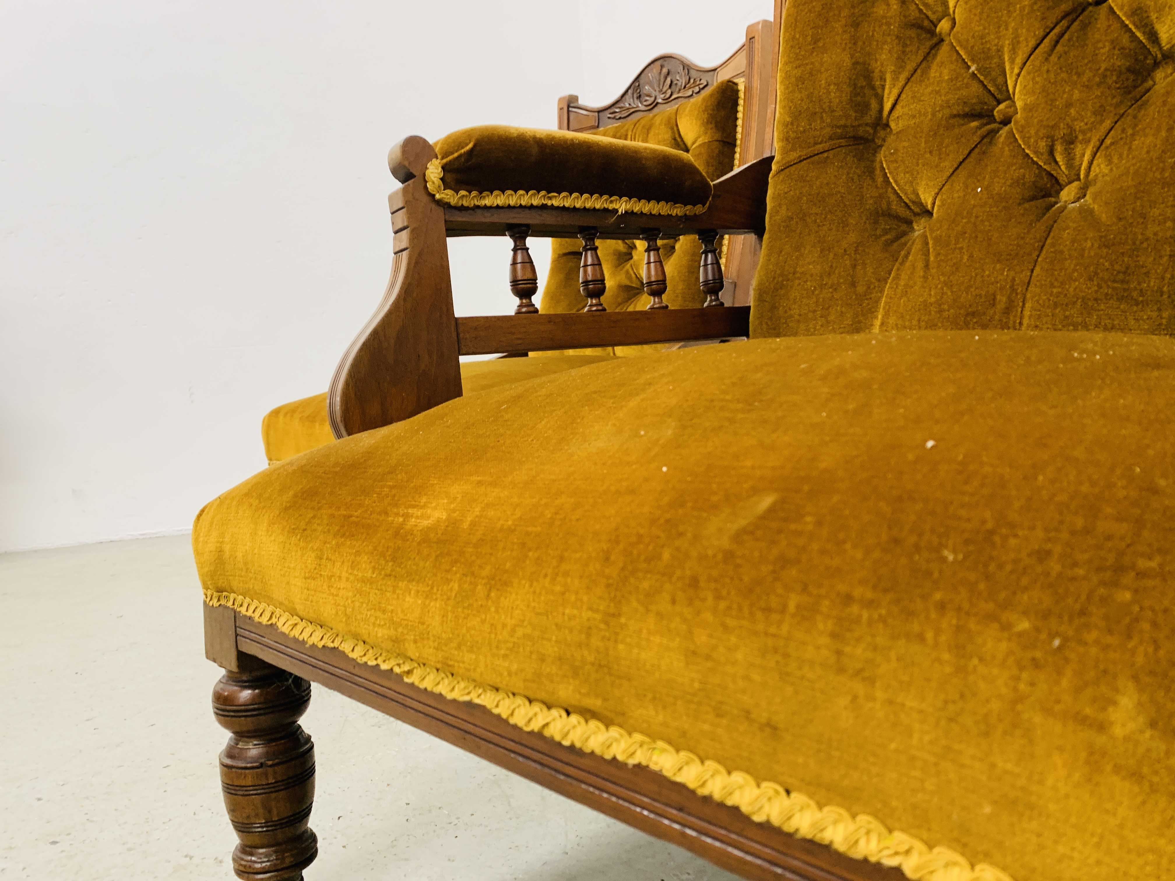 A SET OF EDWARDIAN MAHOGANY FRAMED LADIES AND GENTLEMANS EASY CHAIRS - GOLD VELOUR UPHOLSTERY - Image 7 of 15