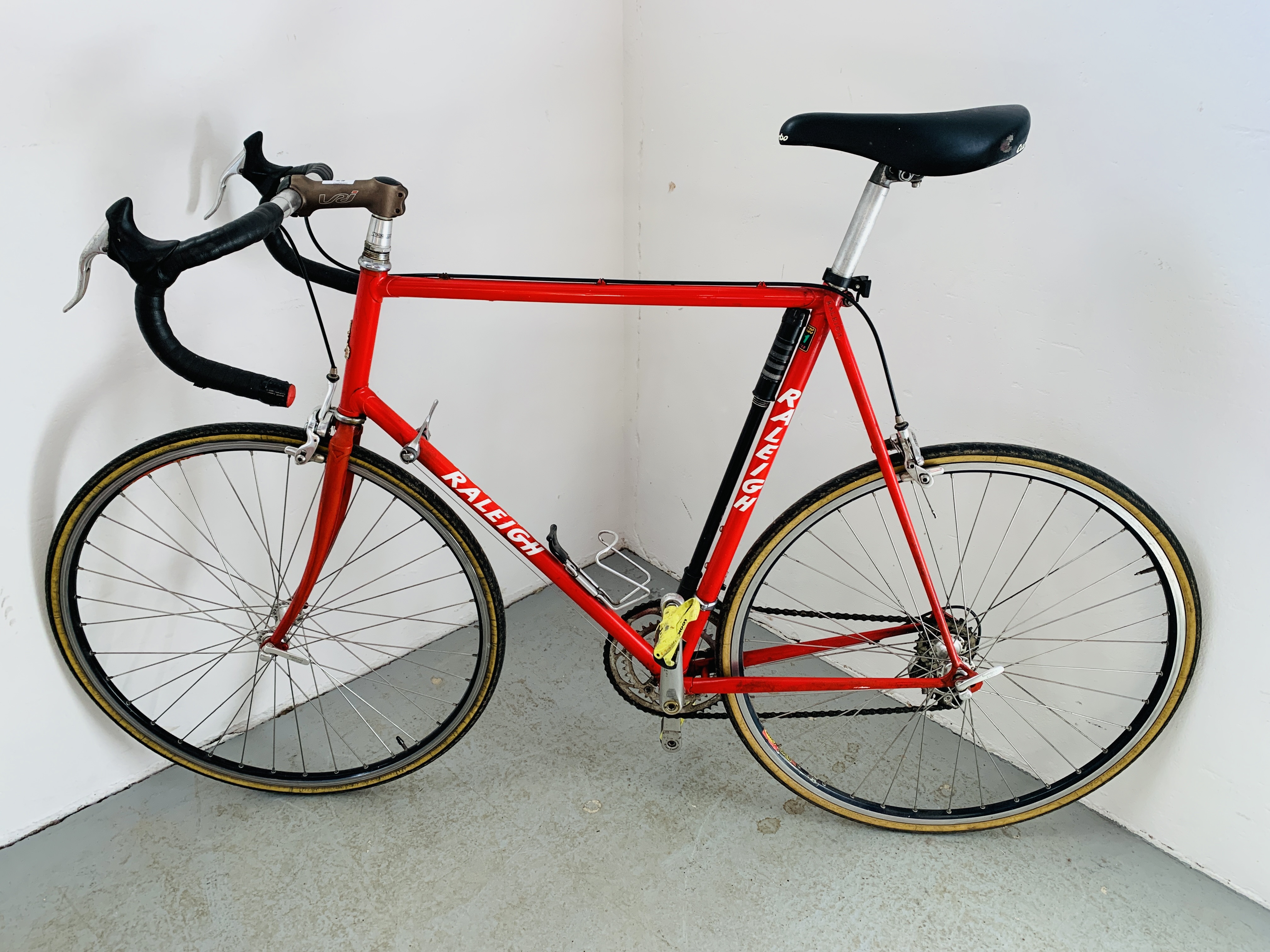 A GENTS RALEIGH 16 SPEED RACING BICYCLE REYNOLDS 531 26 INCH FRAME.