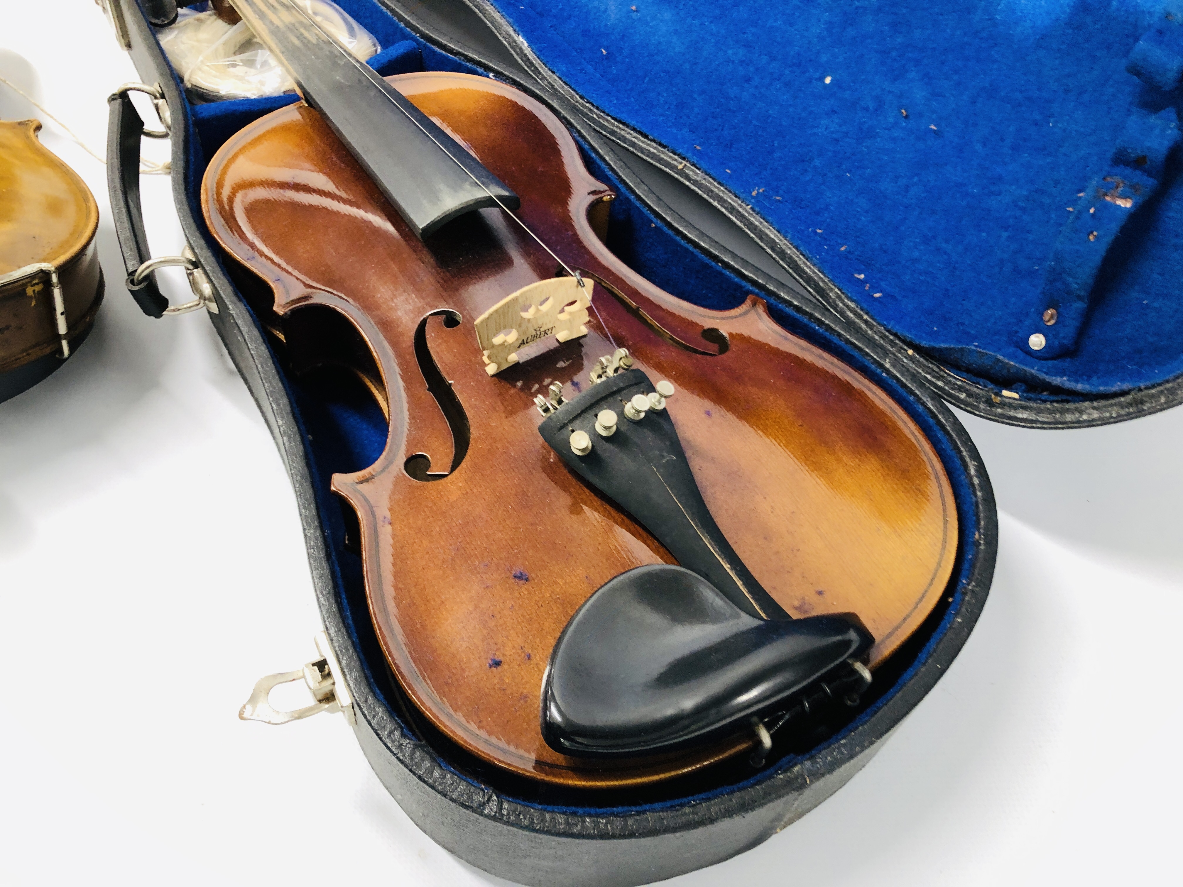 4 X VINTAGE VIOLINS AND 2 WOODEN CASES, VARIOUS BOWS (NO STRINGS) FOR RESTORATION. - Image 8 of 20