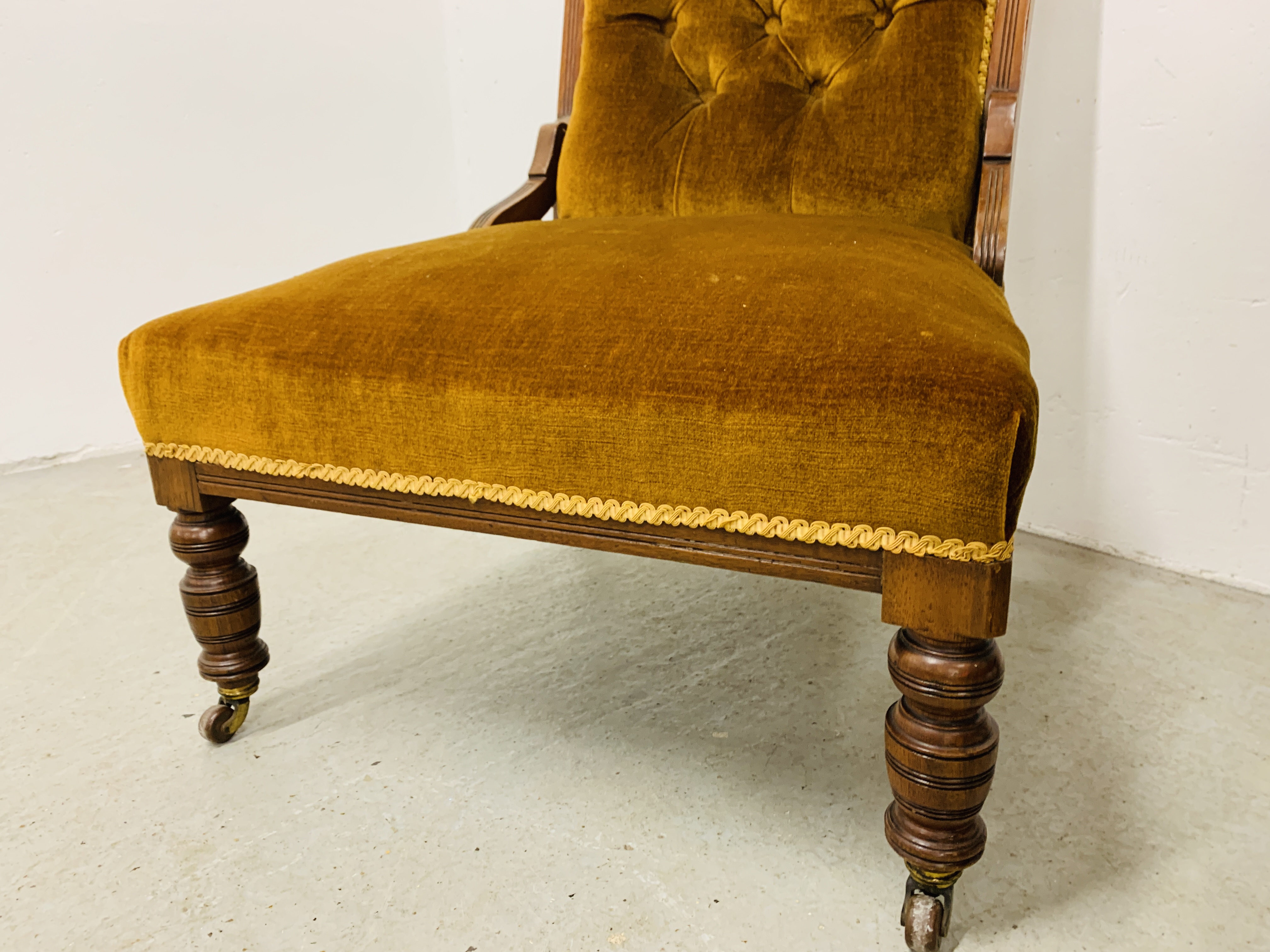 A SET OF EDWARDIAN MAHOGANY FRAMED LADIES AND GENTLEMANS EASY CHAIRS - GOLD VELOUR UPHOLSTERY - Image 15 of 15