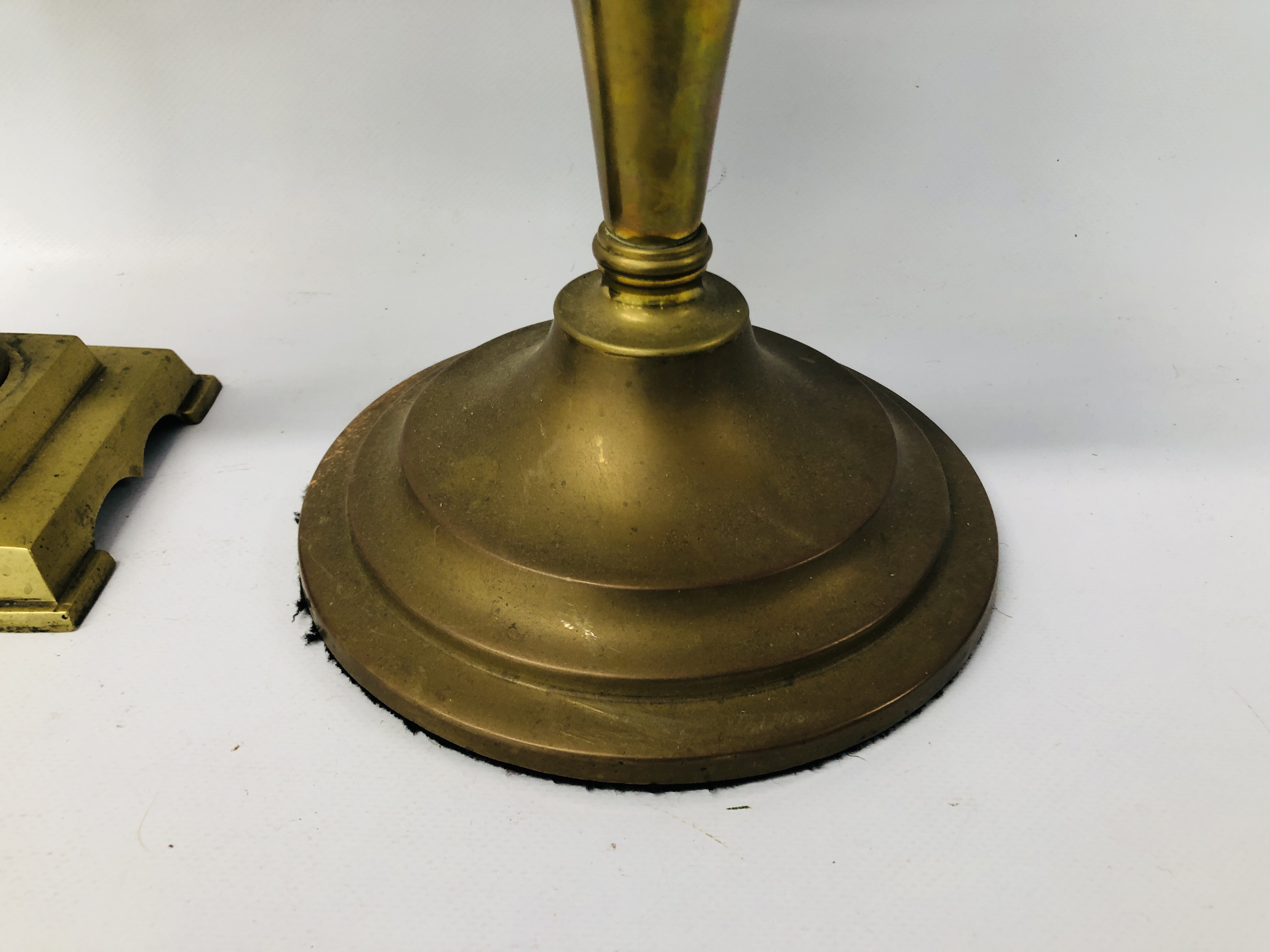 BRASS TWIN BURNER OIL LAMP WITH FLORAL DECORATED OPAQUE GLASS FONT ALONG WITH A FURTHER SINGLE OIL - Image 5 of 9