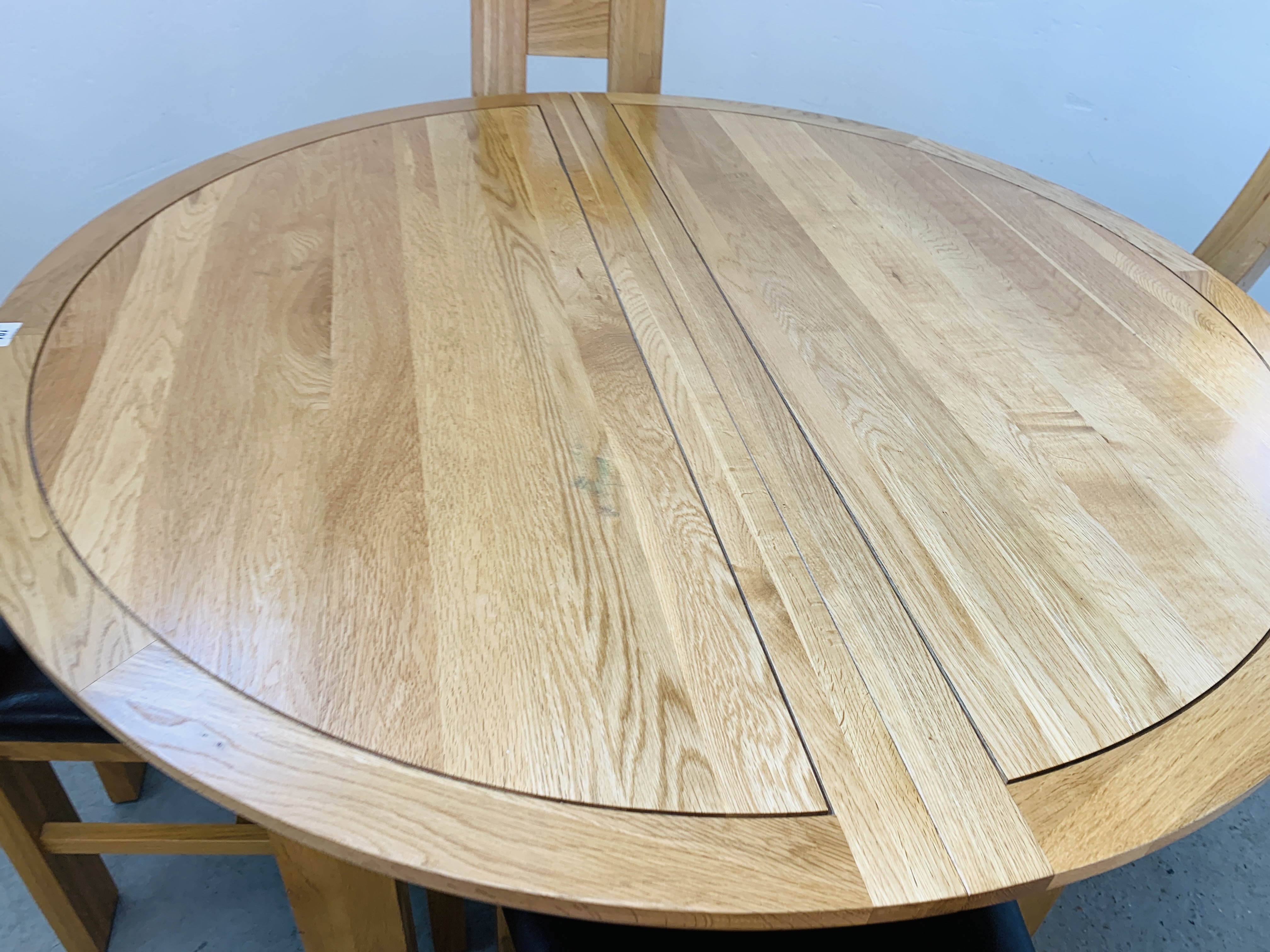 A CIRCULAR EXTENDING SOLID LIGHT OAK DINING TABLE AND FOUR SOLID LIGHT OAK DINING CHAIRS WITH FAUX - Image 6 of 18