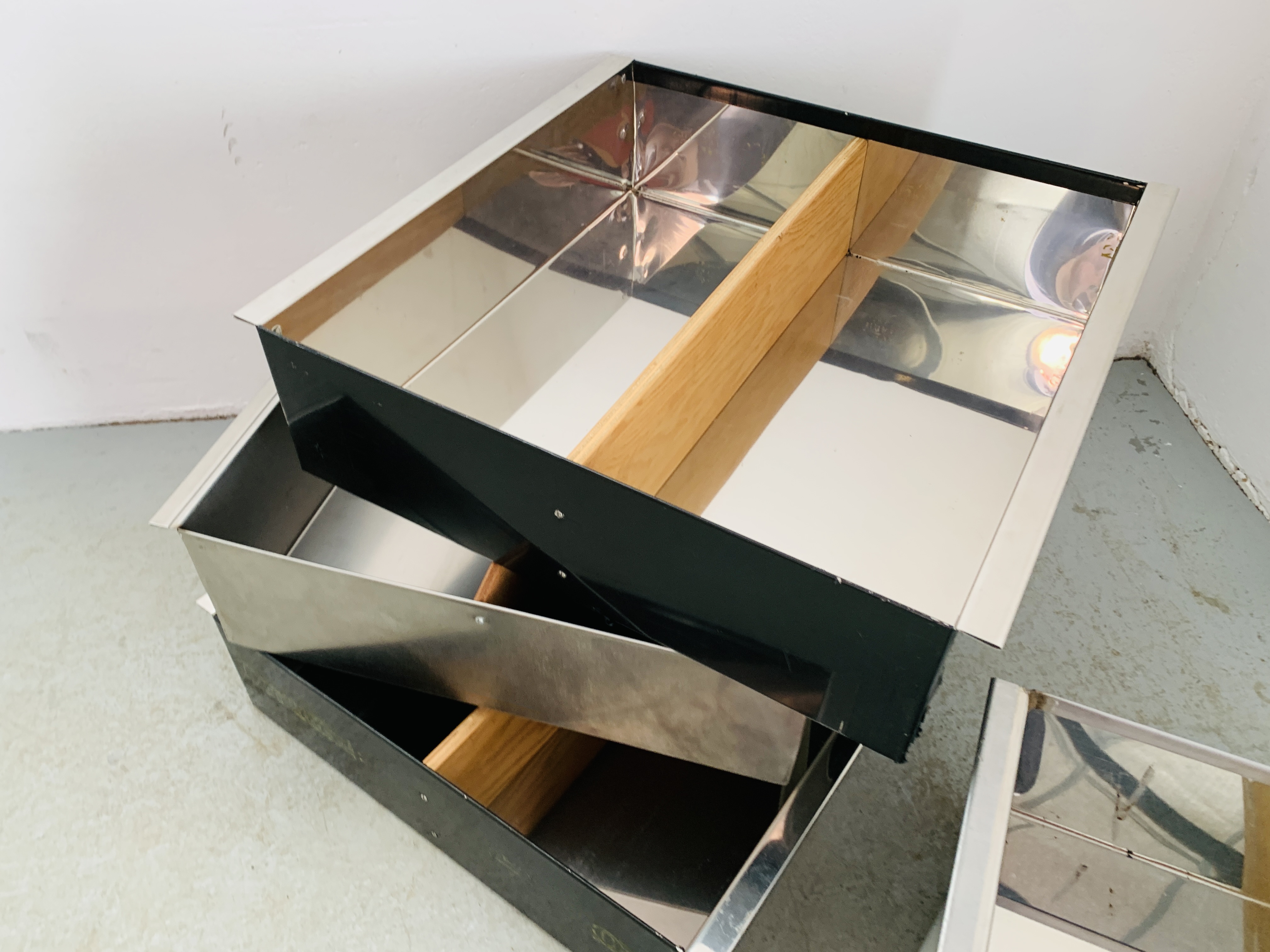 FIVE STAINLESS STEEL DRAWERS (2 X 54X56X16CM, 2 X 55X52X16CM, 51X41X16CM). - Image 6 of 7