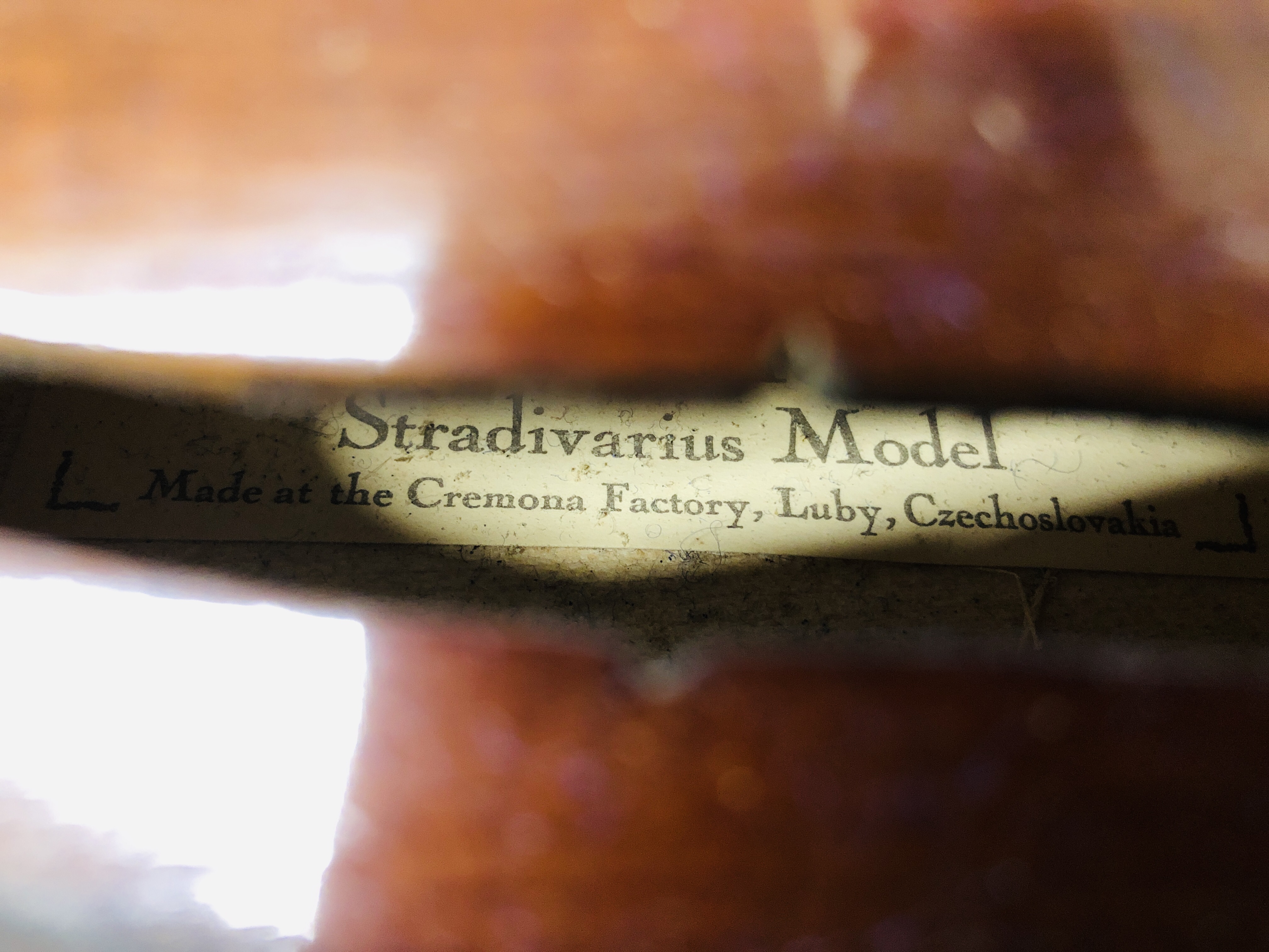 4 X VINTAGE VIOLINS AND 2 WOODEN CASES, VARIOUS BOWS (NO STRINGS) FOR RESTORATION. - Image 11 of 20
