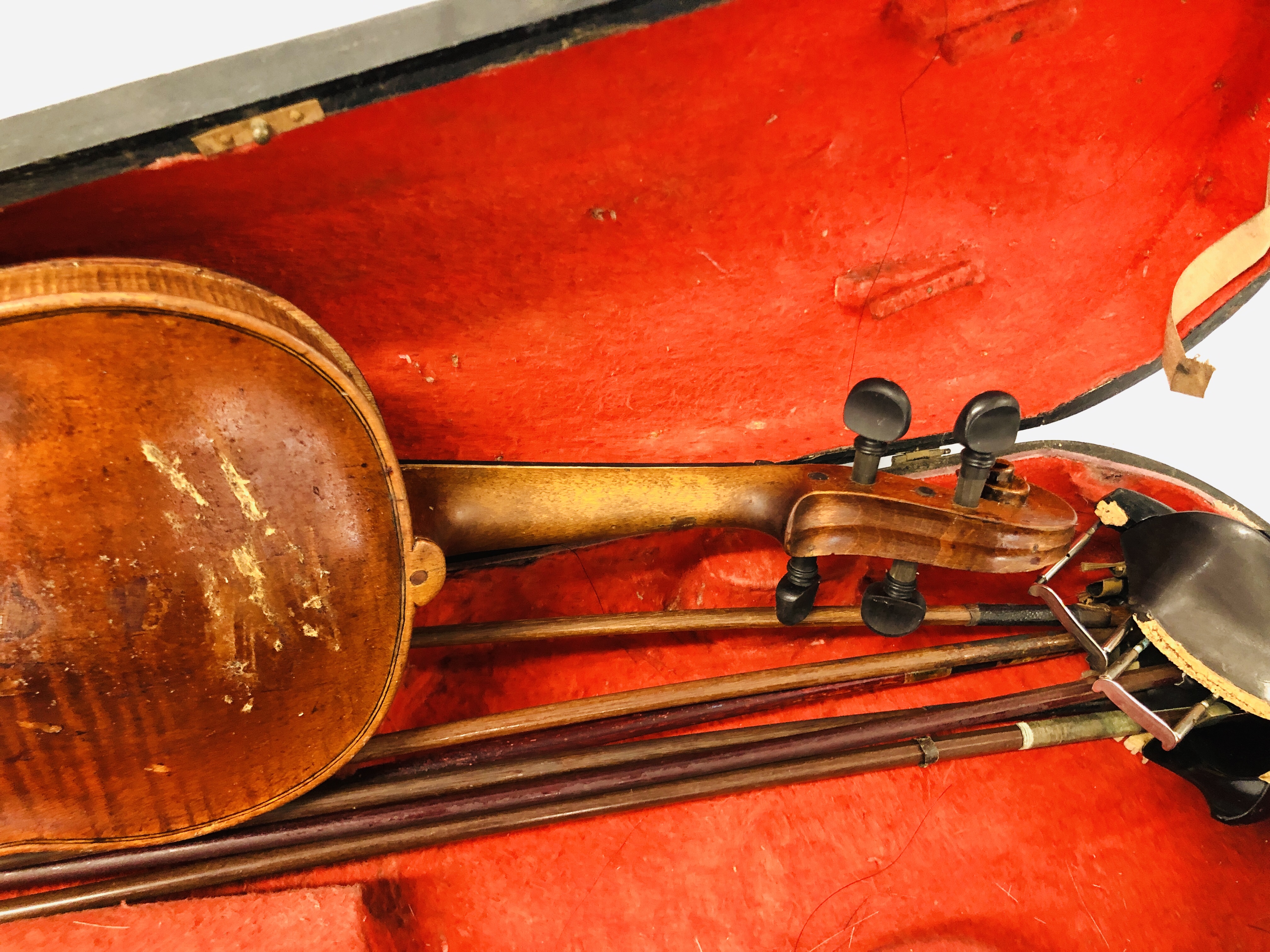 4 X VINTAGE VIOLINS AND 2 WOODEN CASES, VARIOUS BOWS (NO STRINGS) FOR RESTORATION. - Image 18 of 20