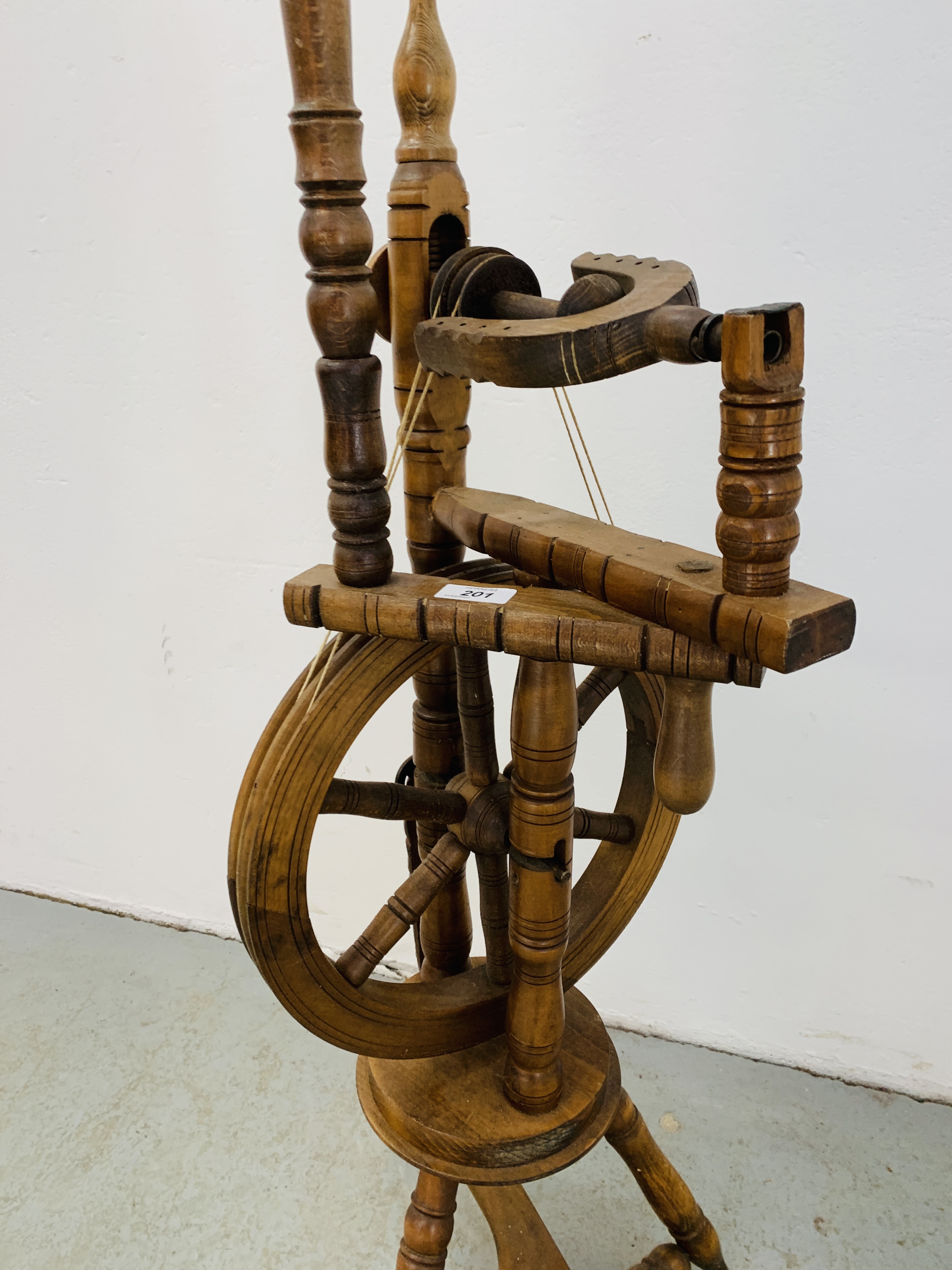 A REPRODUCTION SPINNING WHEEL HEIGHT 100CM. - Image 2 of 5