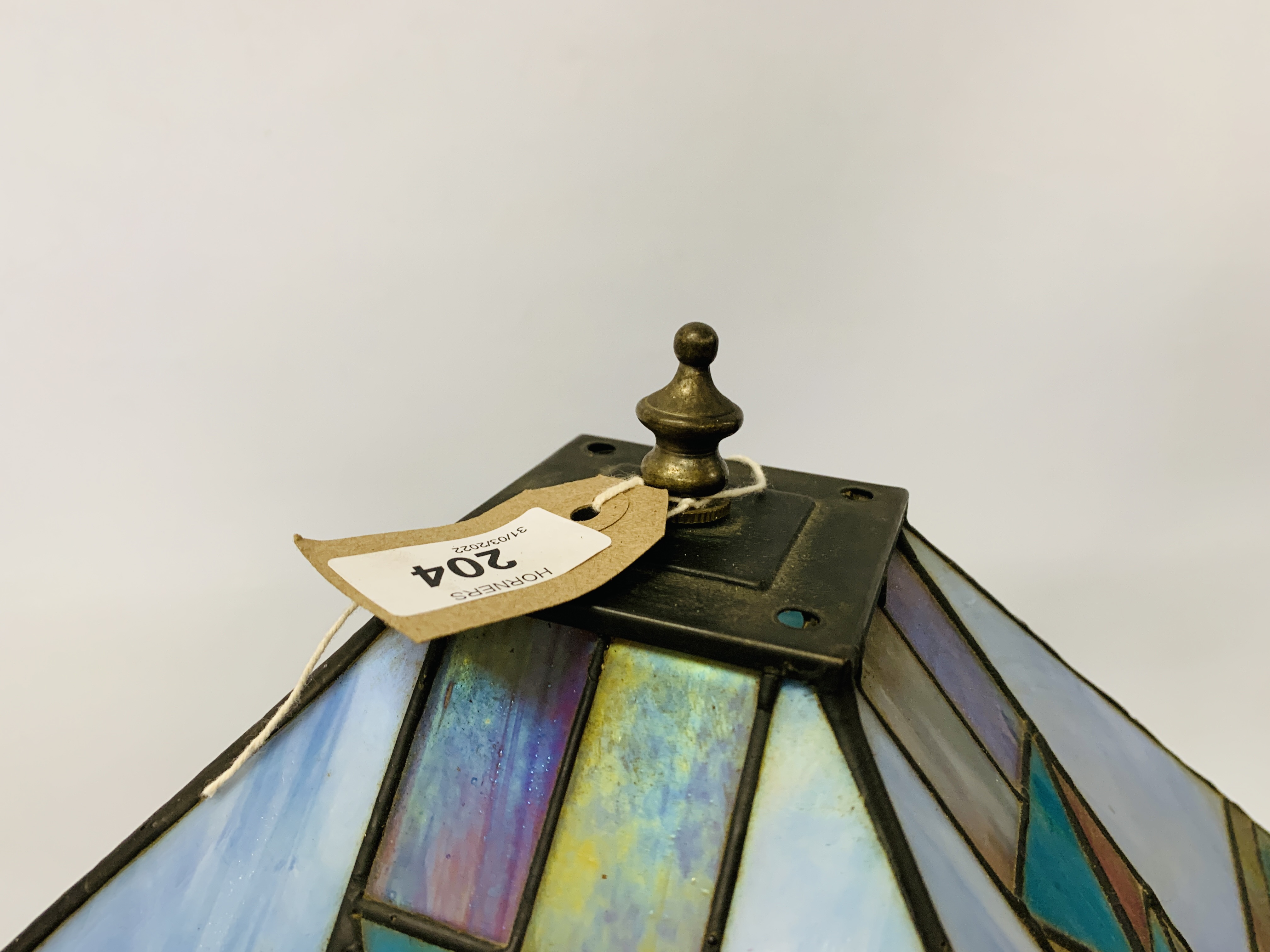 REPRODUCTION TIFFANY STYLE TABLE LAMP WITH SQUARE STAIN GLASS SHADE HEIGHT 50CM - SOLD AS SEEN. - Image 5 of 5