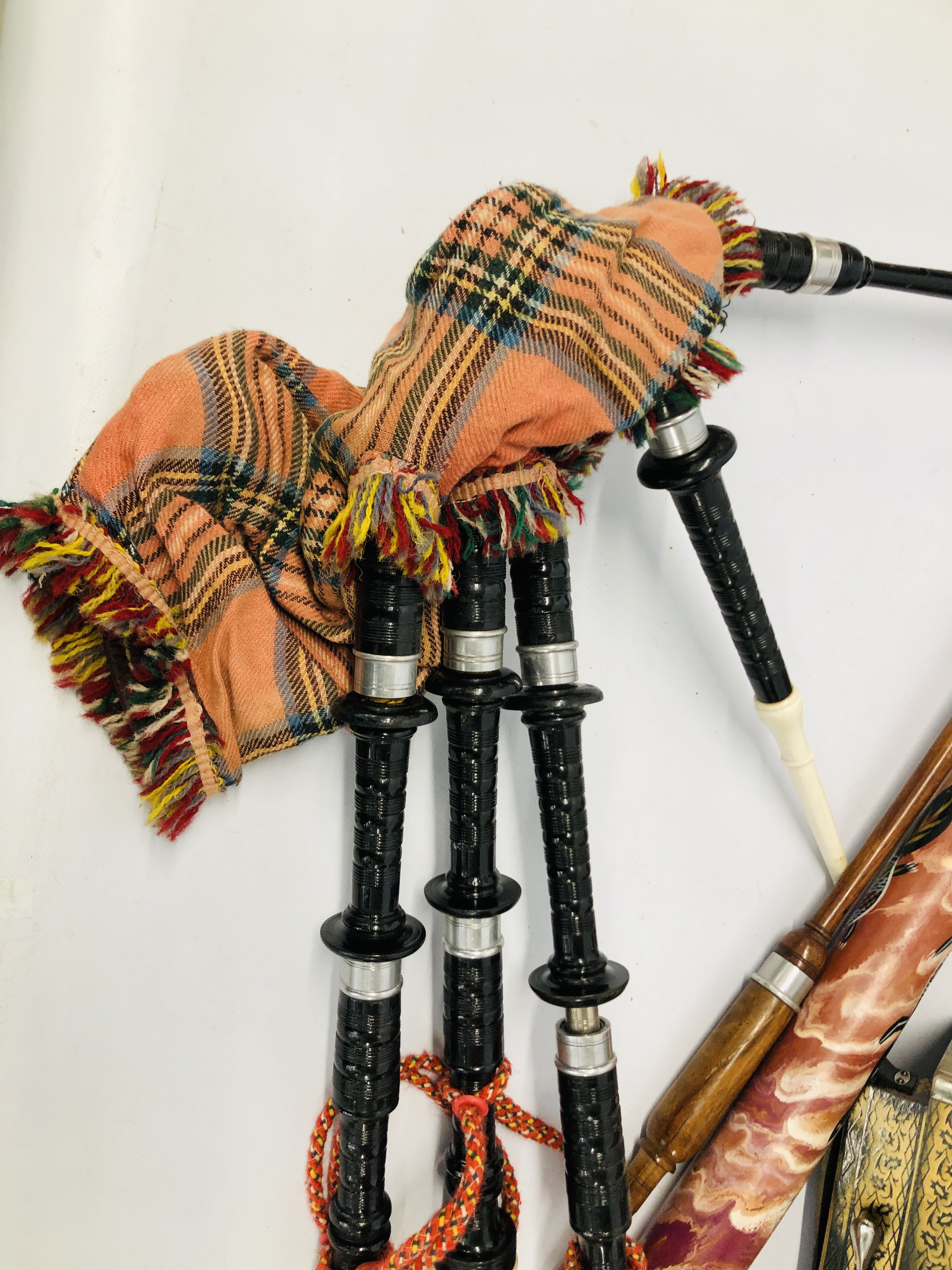 VARIOUS MUSICAL INSTRUMENTS TO INCLUDE BAGPIPES, - Bild 11 aus 12