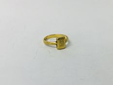 AN 18CT GOLD SIGNET RING, SQUARE PANEL ENGRAVED "CM".