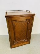 AN ANTIQUE MAHOGANY SINGLE DOOR CABINET W 56CM, D 36CM, H 86CM.