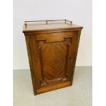 AN ANTIQUE MAHOGANY SINGLE DOOR CABINET W 56CM, D 36CM, H 86CM.