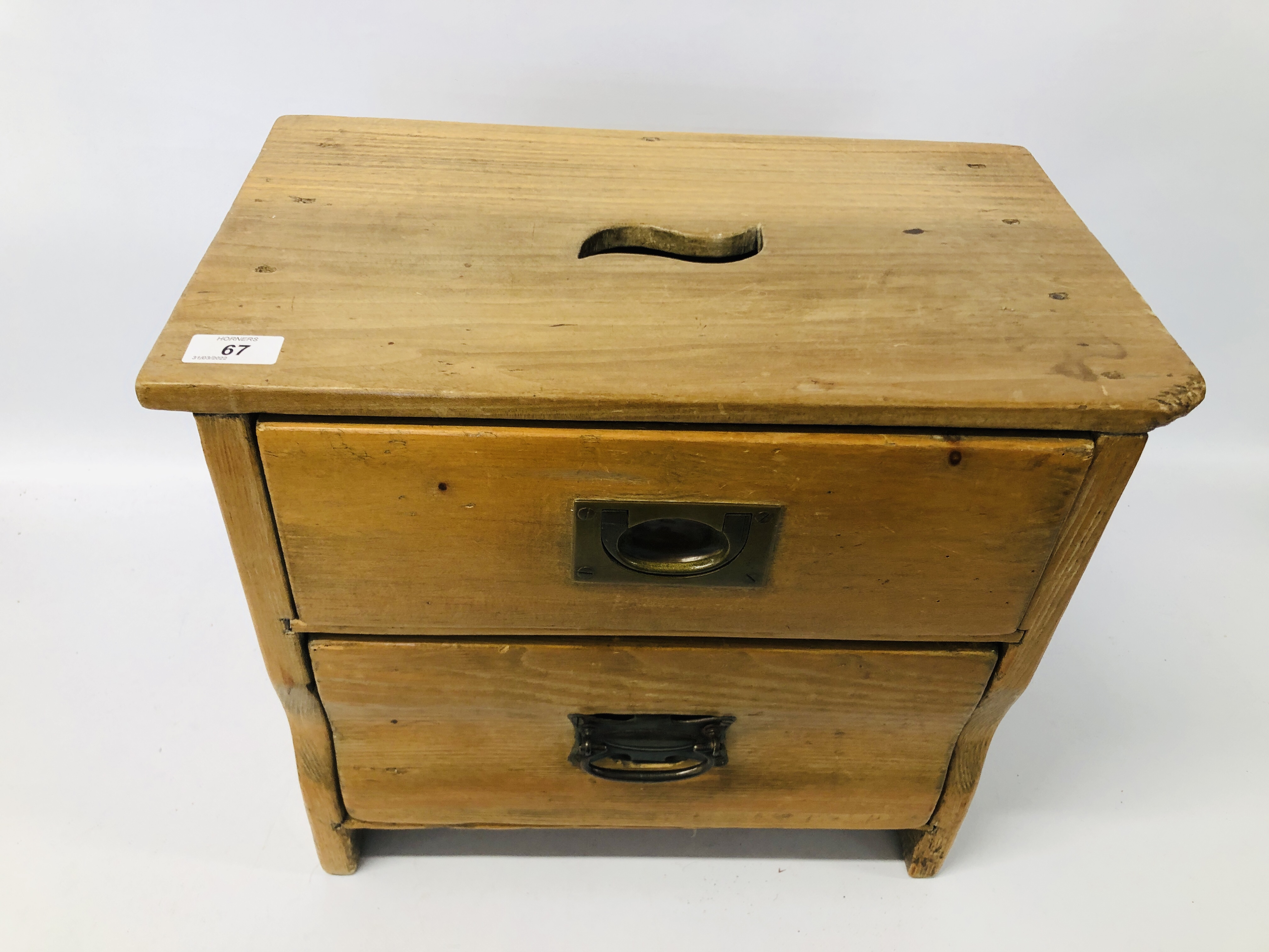 A VINTAGE 2 DRAWER PINE SHOE SHINE WITH VARIOUS POLISHERS AND BRUSHES W 46CM, D 28CM, H 40CM. - Image 2 of 9