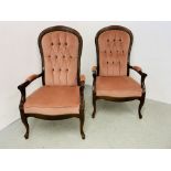 A PAIR OF REPRODUCTION BUTTON BACK EASY CHAIRS UPHOLSTERED IN DUSKY PINK VELOUR UPHOLSTERY.