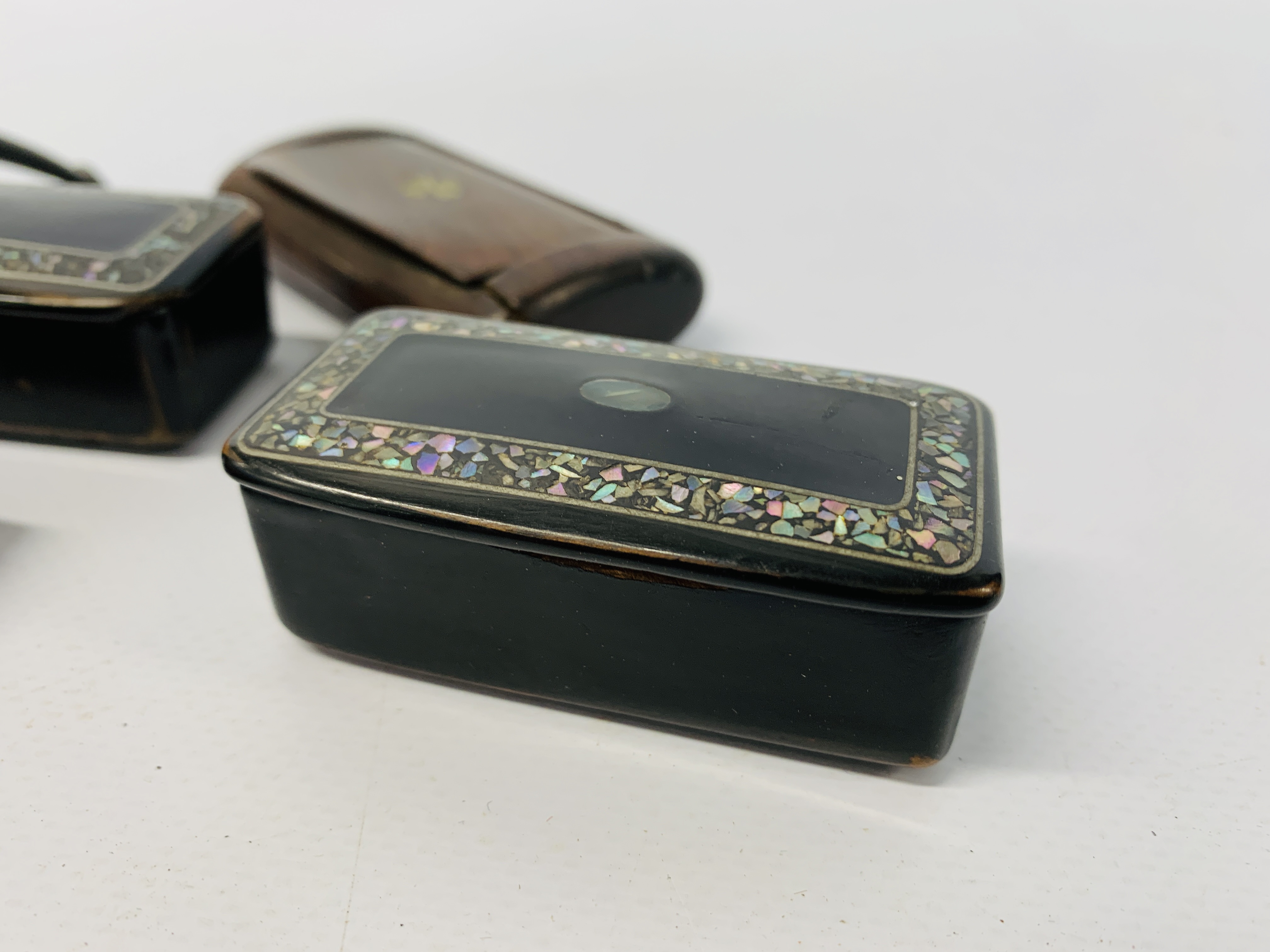 A COLLECTION OF FOUR VINTAGE SNUFF BOXES AND TOBACCO PIPES - Image 6 of 8