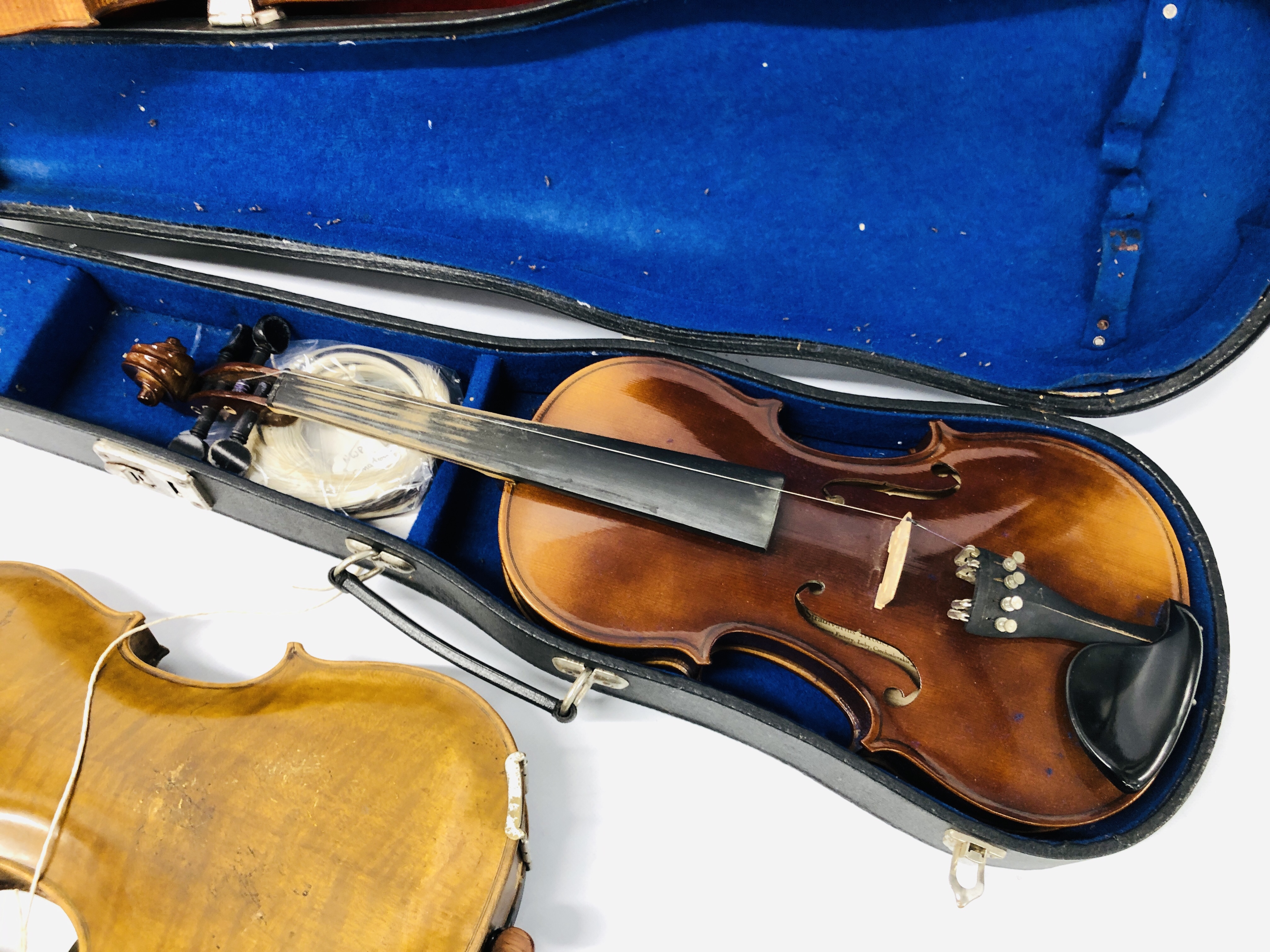 4 X VINTAGE VIOLINS AND 2 WOODEN CASES, VARIOUS BOWS (NO STRINGS) FOR RESTORATION. - Image 7 of 20