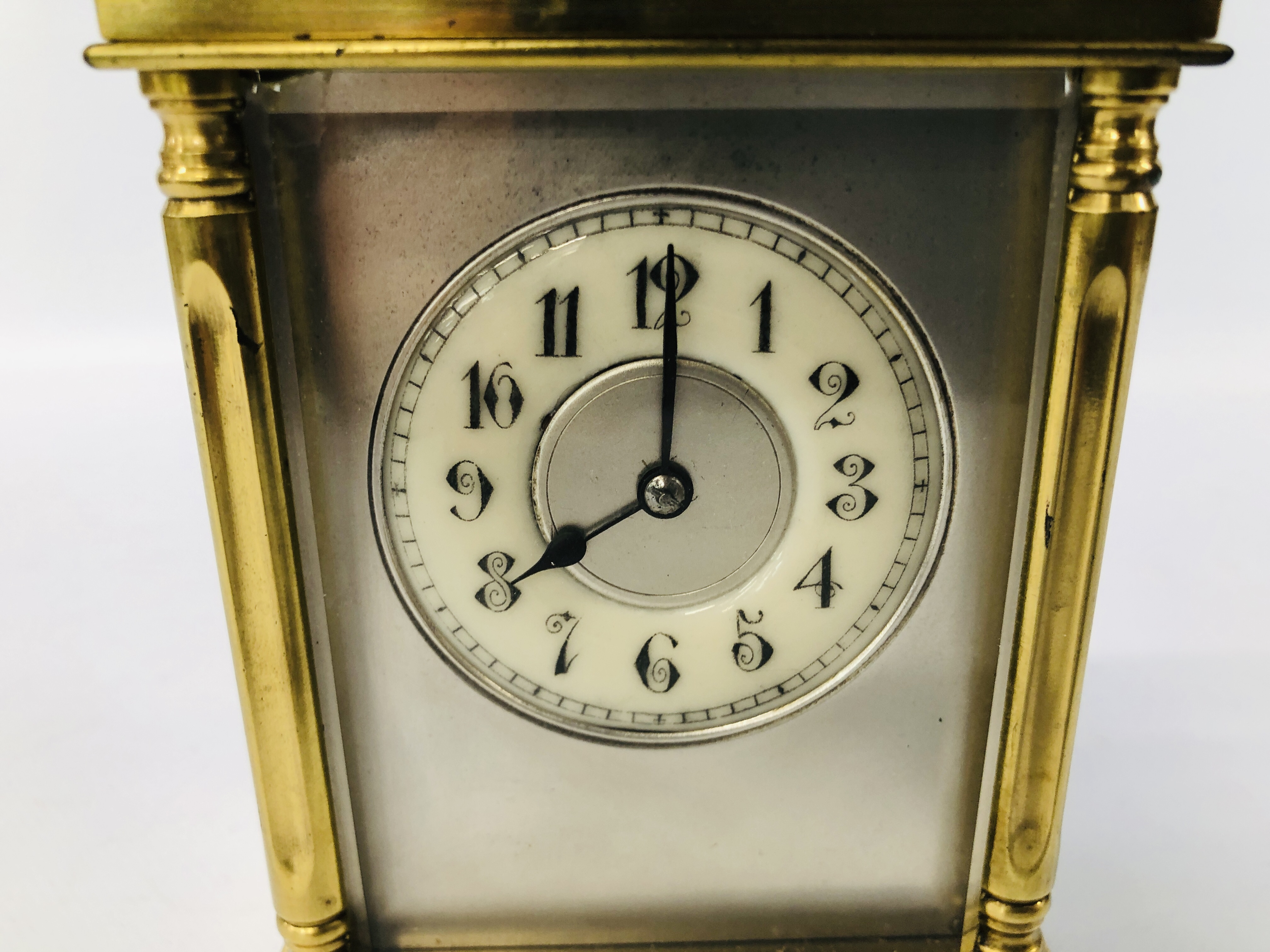 ANTIQUE BRASS CARRIDGE CLOCK WITH ENAMELLED FACE (REQUIRES ATTENTION TO THE REAR GLASS) H 14CM. - Image 3 of 9