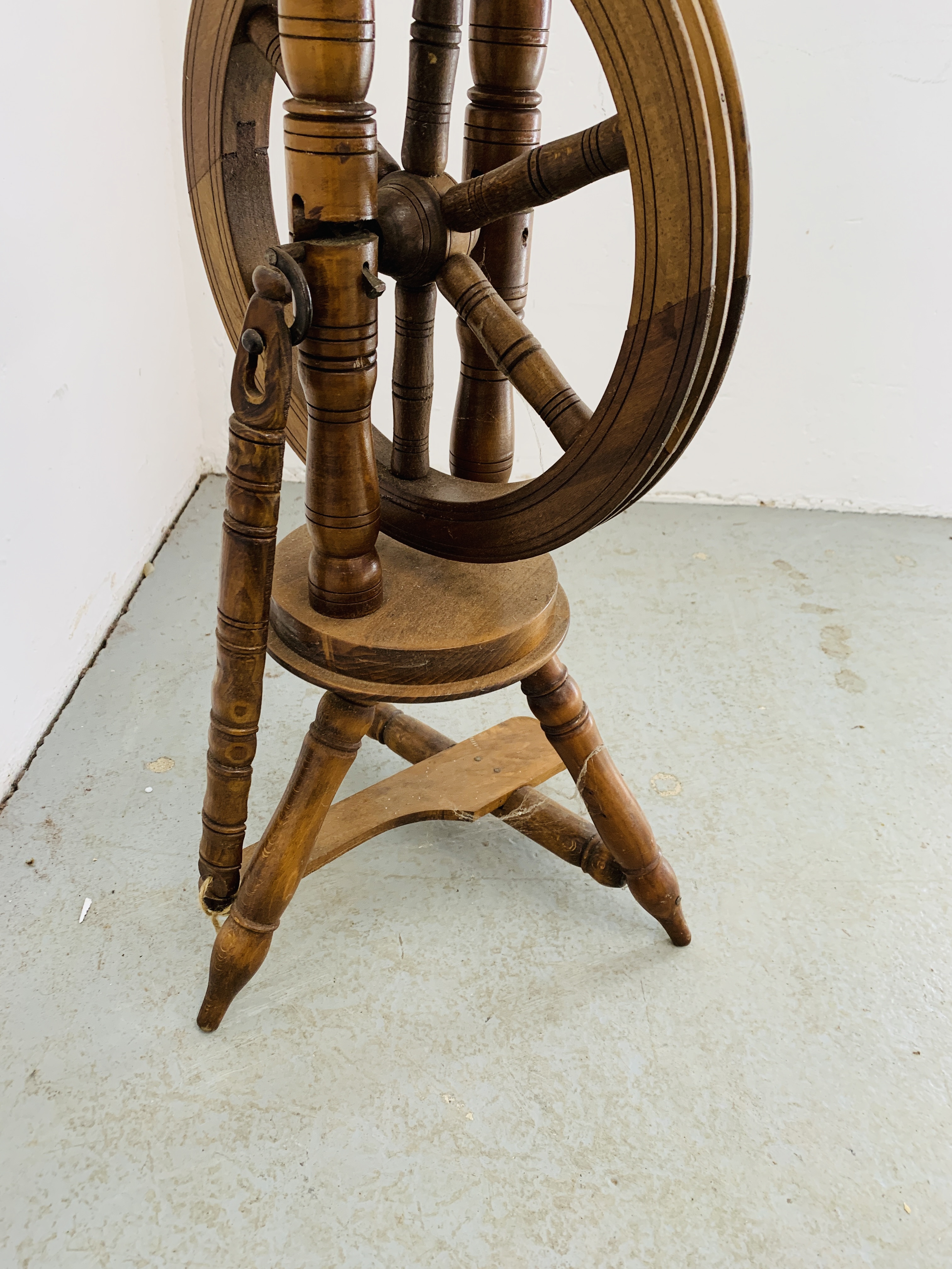 A REPRODUCTION SPINNING WHEEL HEIGHT 100CM. - Image 5 of 5