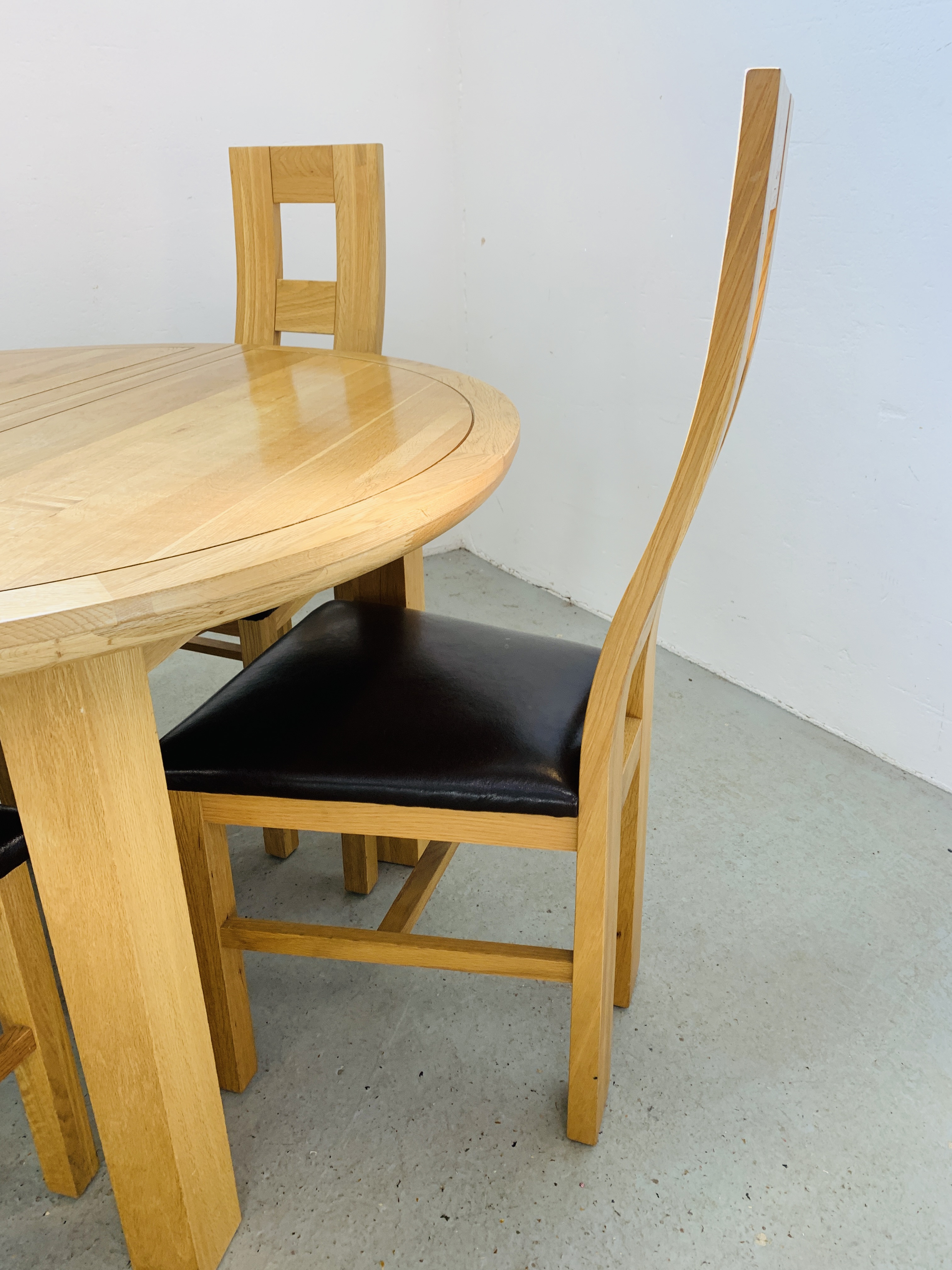 A CIRCULAR EXTENDING SOLID LIGHT OAK DINING TABLE AND FOUR SOLID LIGHT OAK DINING CHAIRS WITH FAUX - Image 10 of 18