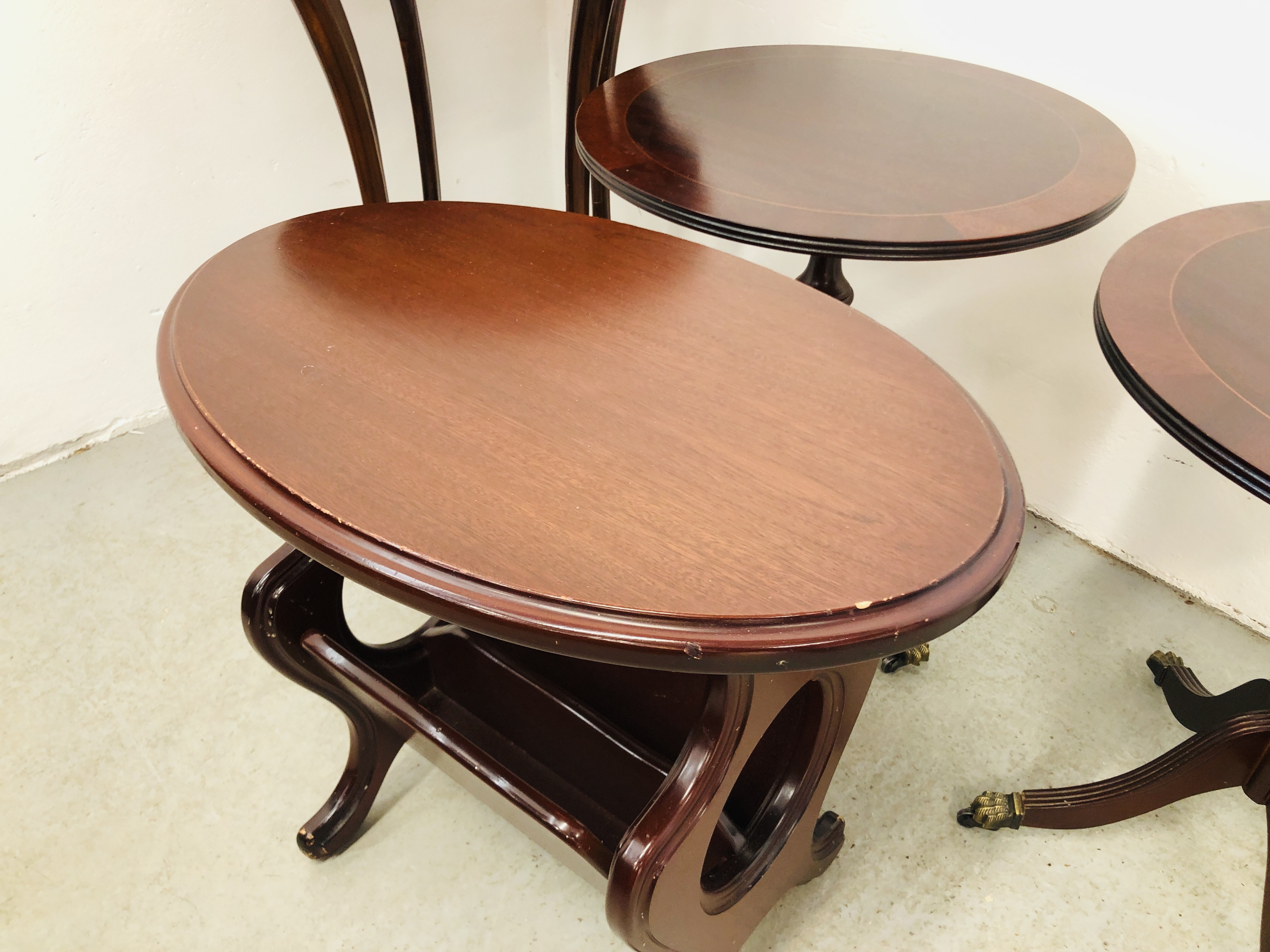 REPRODUCTION MAHOGANY FINISH OCCASIONAL TABLES + PAIR OF REPRODUCTION MAHOGANY OCCASIONAL LAMP - Image 6 of 10