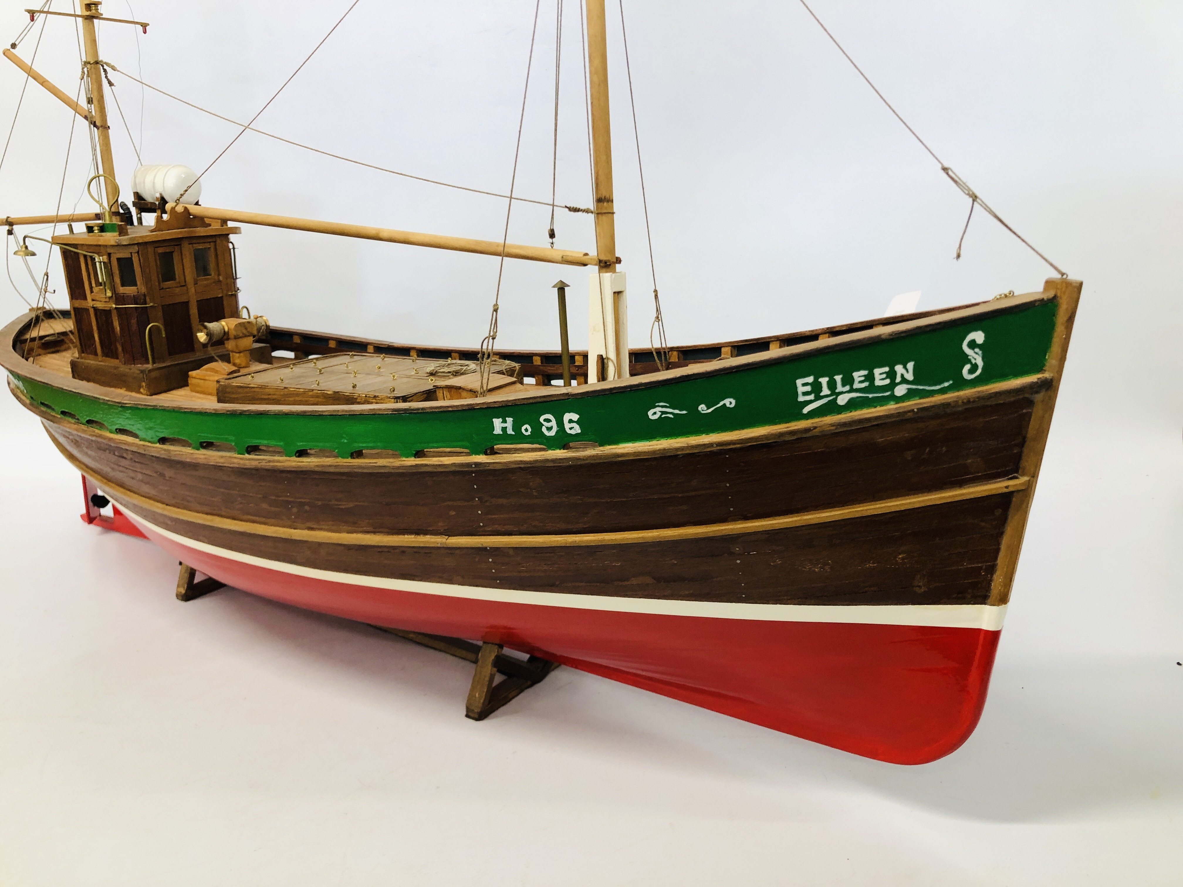 A VINTAGE HAND BUILT WOODEN MODEL OF A FISHING TRAWLER "EILEEN" NO. 96 LENGTH 85CM. HEIGHT 66CM. - Image 10 of 11