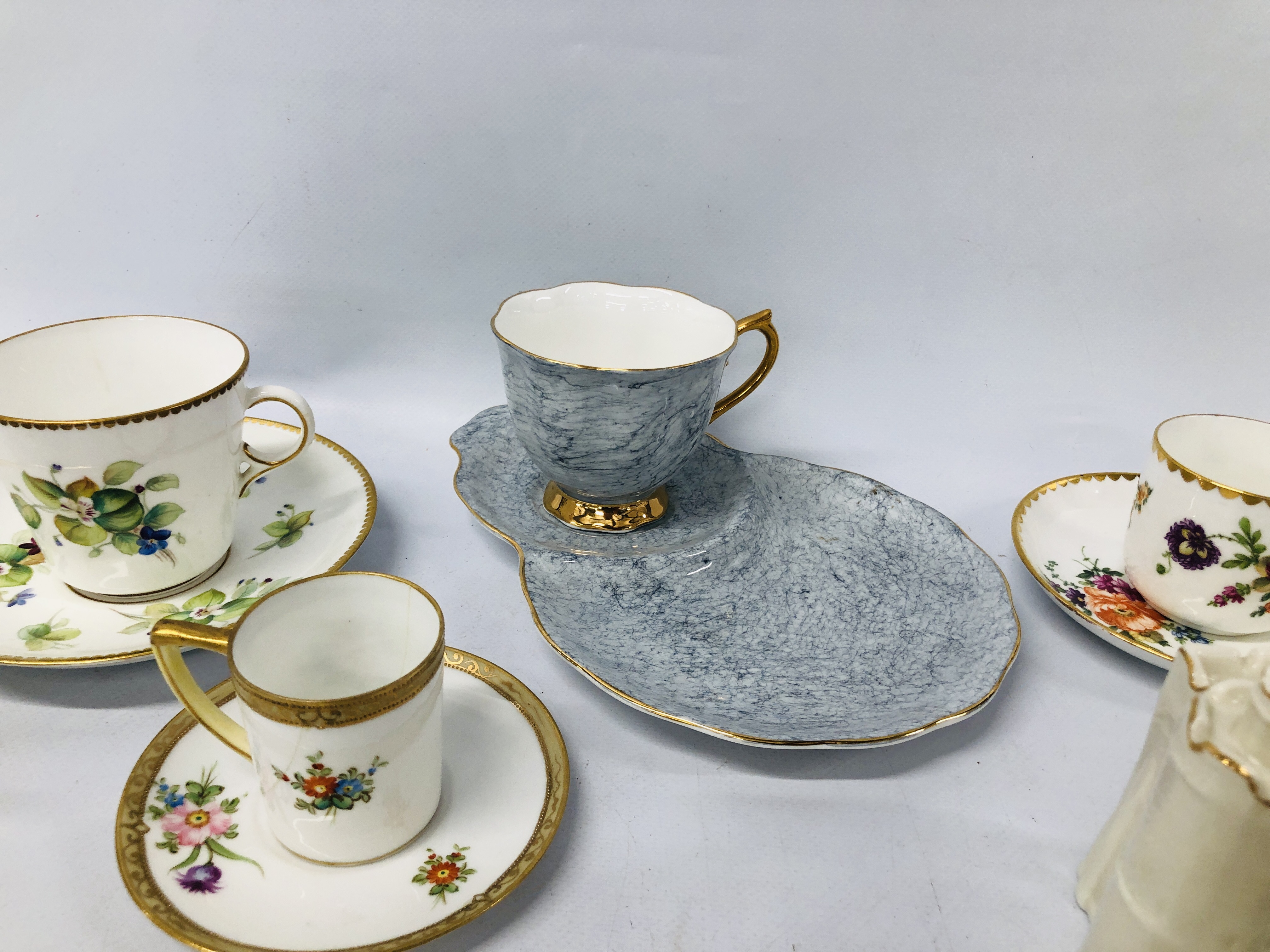 8 X VARIOUS CABINET CUPS AND SAUCERS TO INCLUDE ROYAL ALBERT "GOSSAMER" HAND PAINTED FLORAL DESIGN - Image 4 of 11