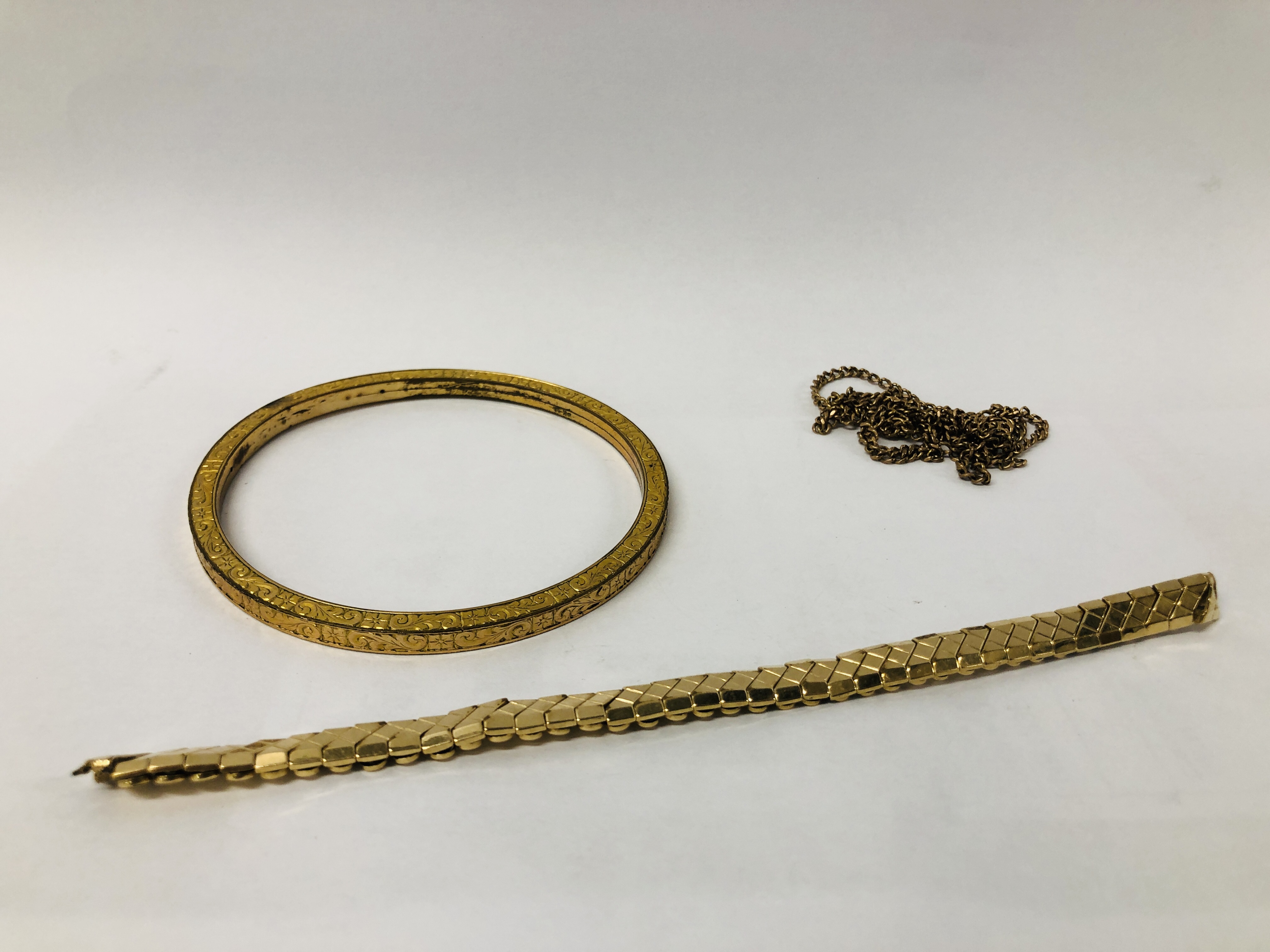 A VINTAGE GOLD PLATED BANGLE, ROLLED GOLD WATCH STRAP, YELLOW METAL CHAIN A/F.