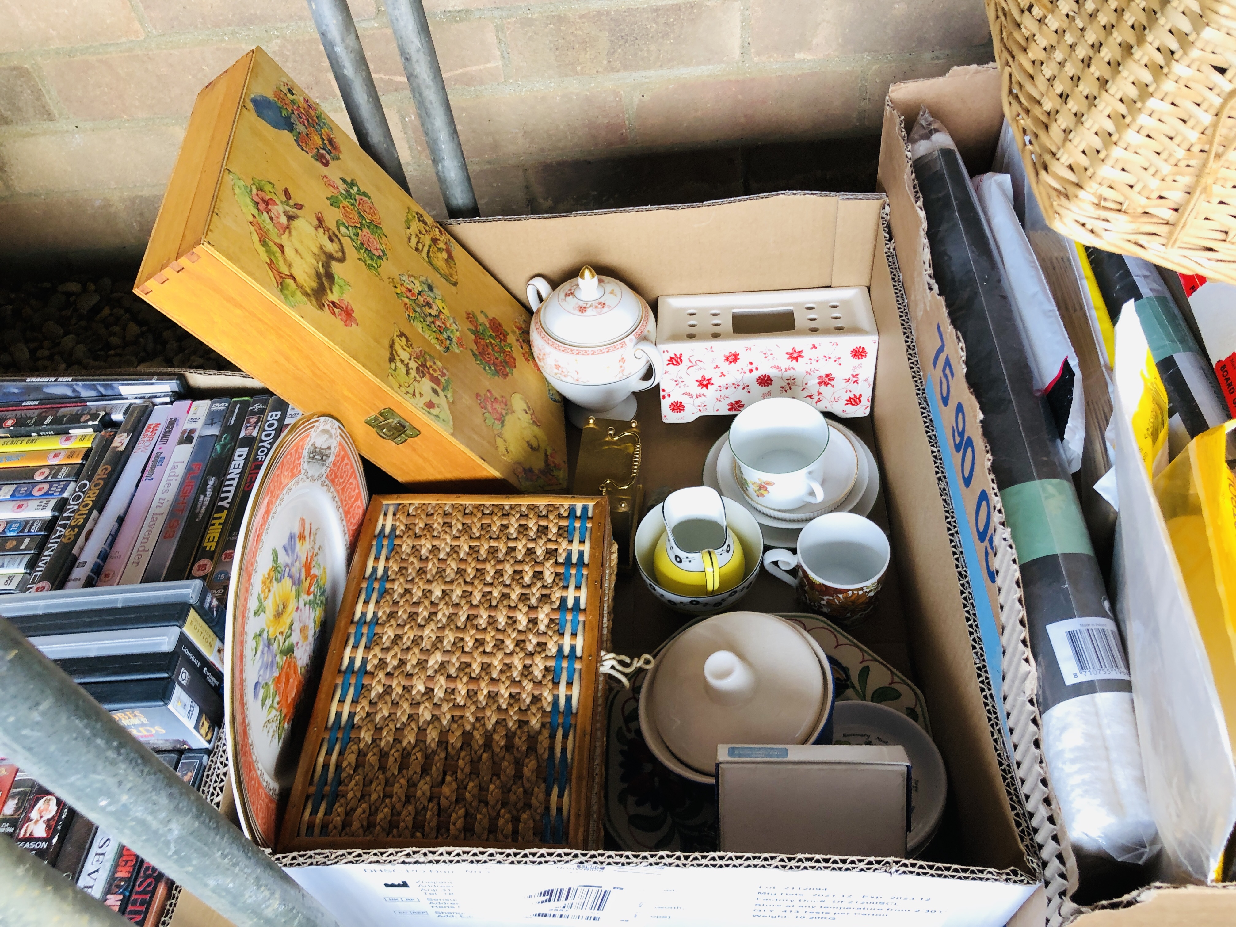 15 BOXES OF ASSORTED HOUSEHOLD SUNDRIES TO INCLUDE GLASS AND CHINA, ORNAMENTS, FRAMED PICTURES, - Image 8 of 27