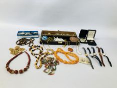 BOX OF ASSORTED VINTAGE AND COSTUME JEWELLERY TO INCLUDE HARDSTONE BEADED NECKLACES,
