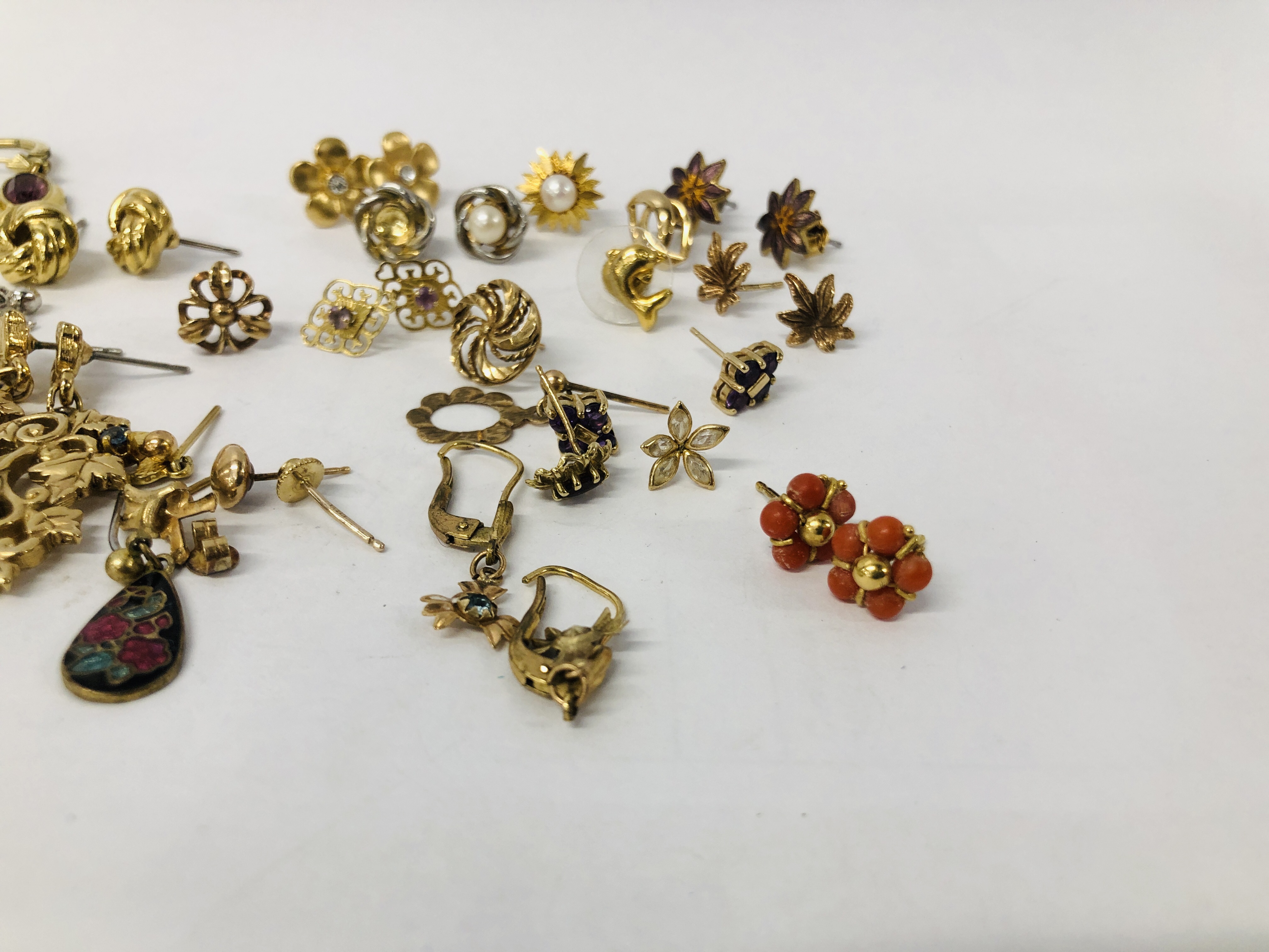 COLLECTION OF ASSORTED STUD EARRINGS TO INCLUDE STONE SET EXAMPLES AND SOME GOLD ETC. - Image 2 of 5