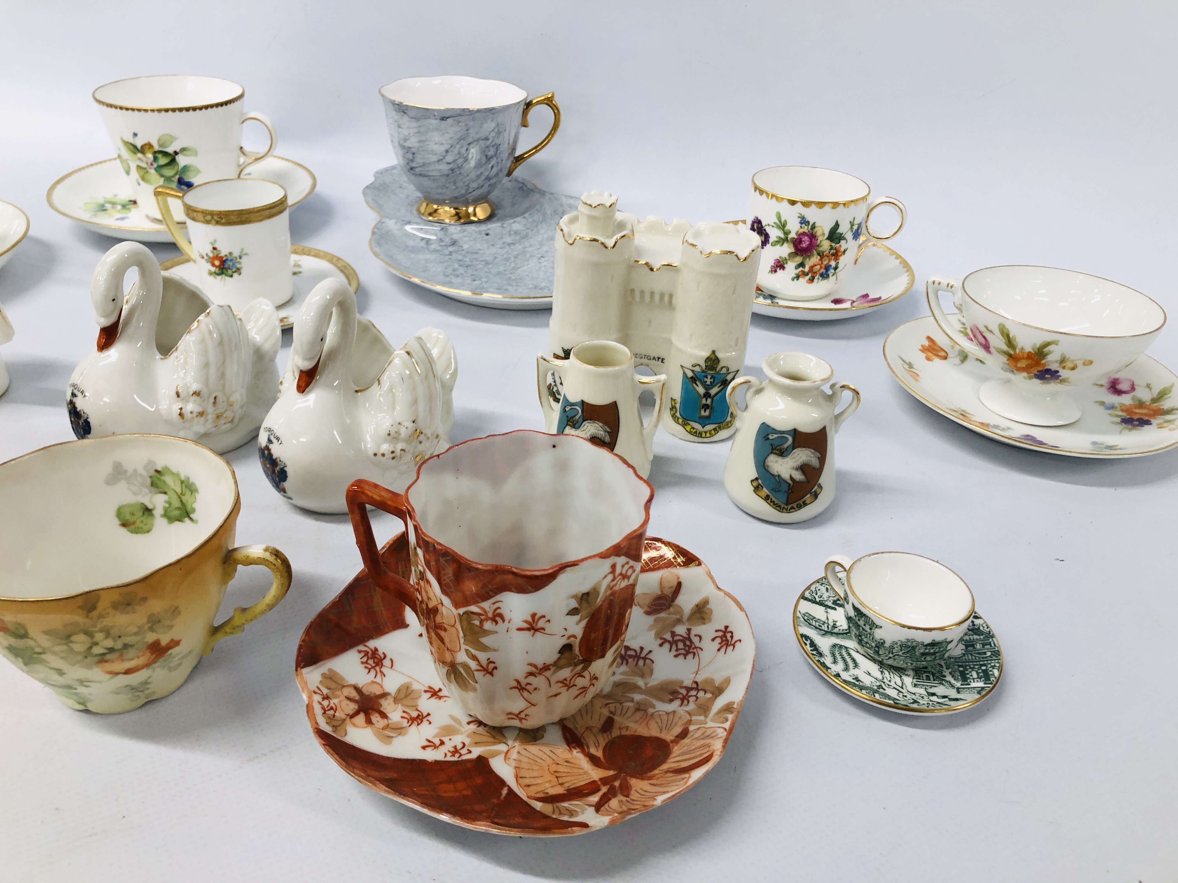 8 X VARIOUS CABINET CUPS AND SAUCERS TO INCLUDE ROYAL ALBERT "GOSSAMER" HAND PAINTED FLORAL DESIGN - Image 2 of 11