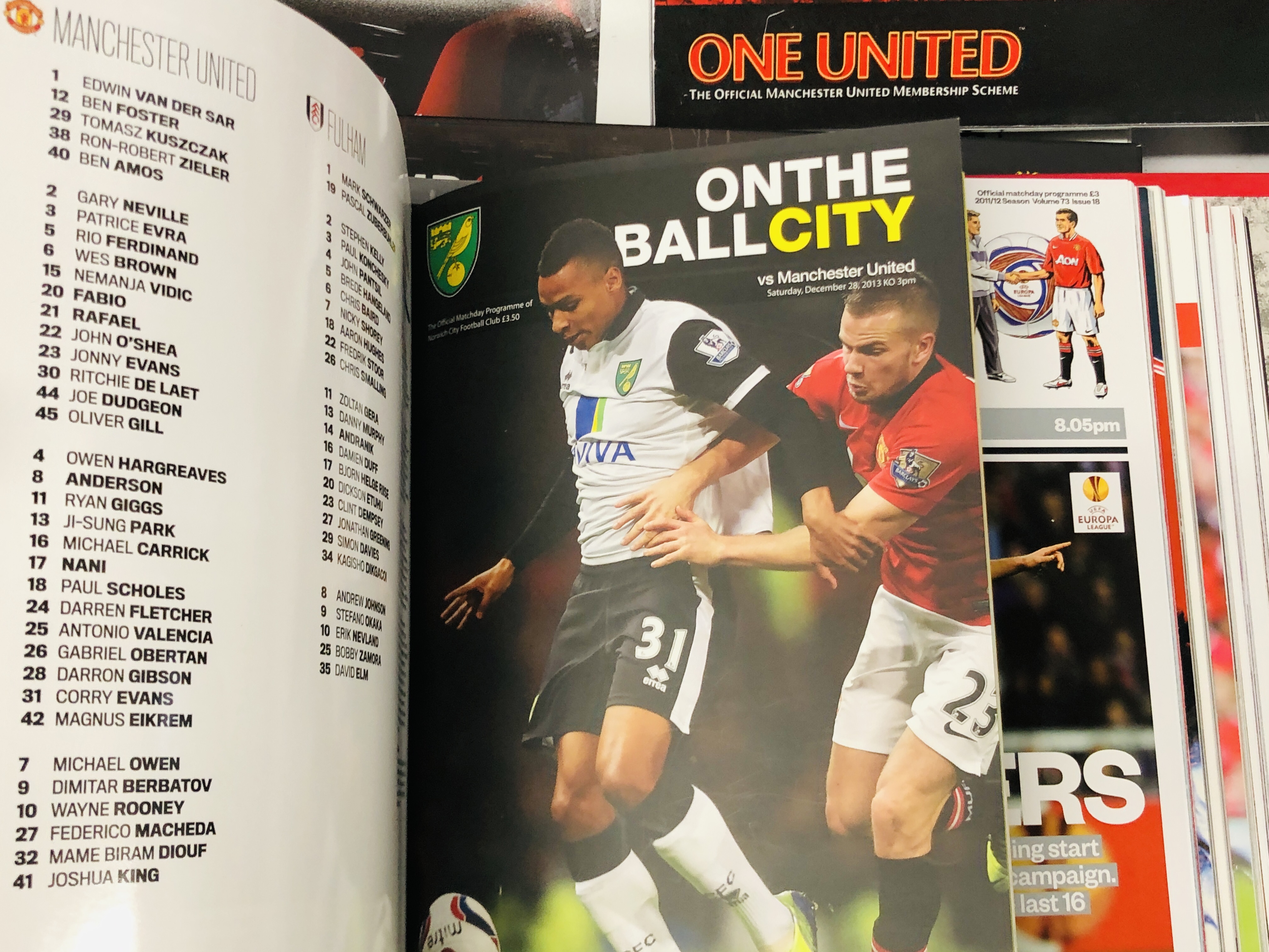 MANCHESTER UNITED MEMORABILIA TO INCLUDE MAGAZINES, BALL, ETC. - Image 8 of 10