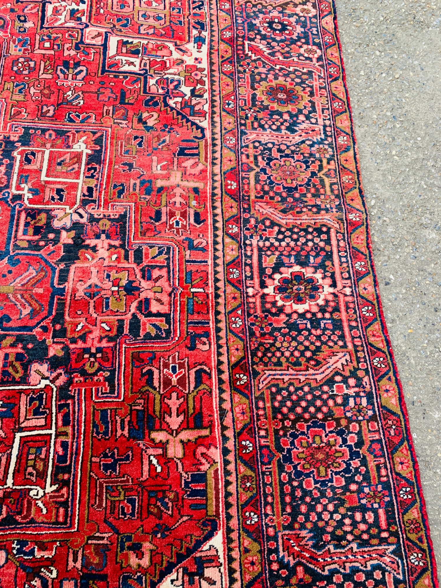 A GOOD QUALITY RED PATTERNED EASTERN CARPET 3.75M X 2.9M. - Image 7 of 15