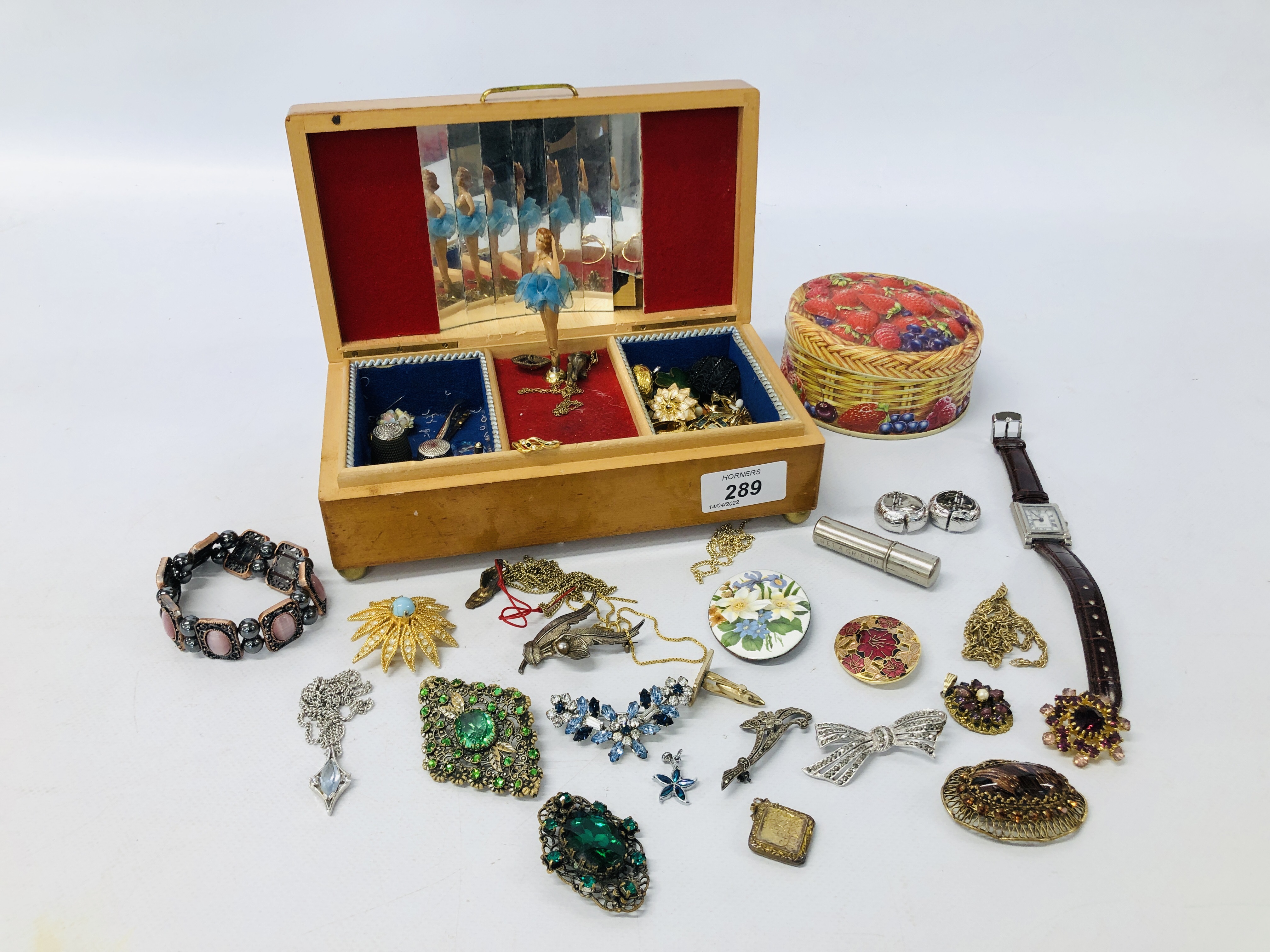 MUSICAL JEWELLERY BOX AND CONTENTS TO INCLUDE VARIOUS COSTUME JEWELLERY CLIP ON EARRINGS,